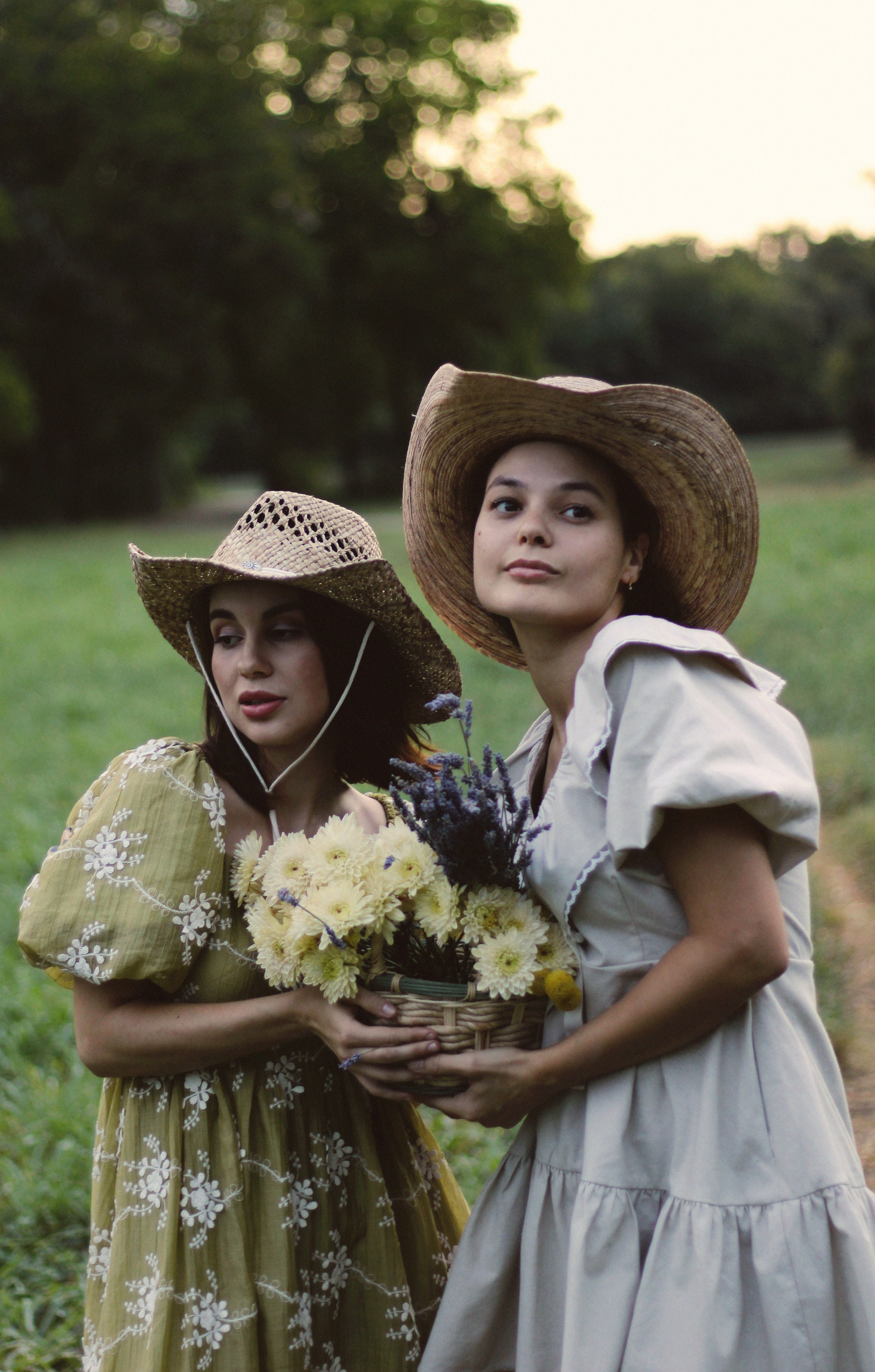 Countryside cowgirl-style portrait photoshoot. Lana Petrychenko — Portrait & Family Photographer. Valencia, Spain