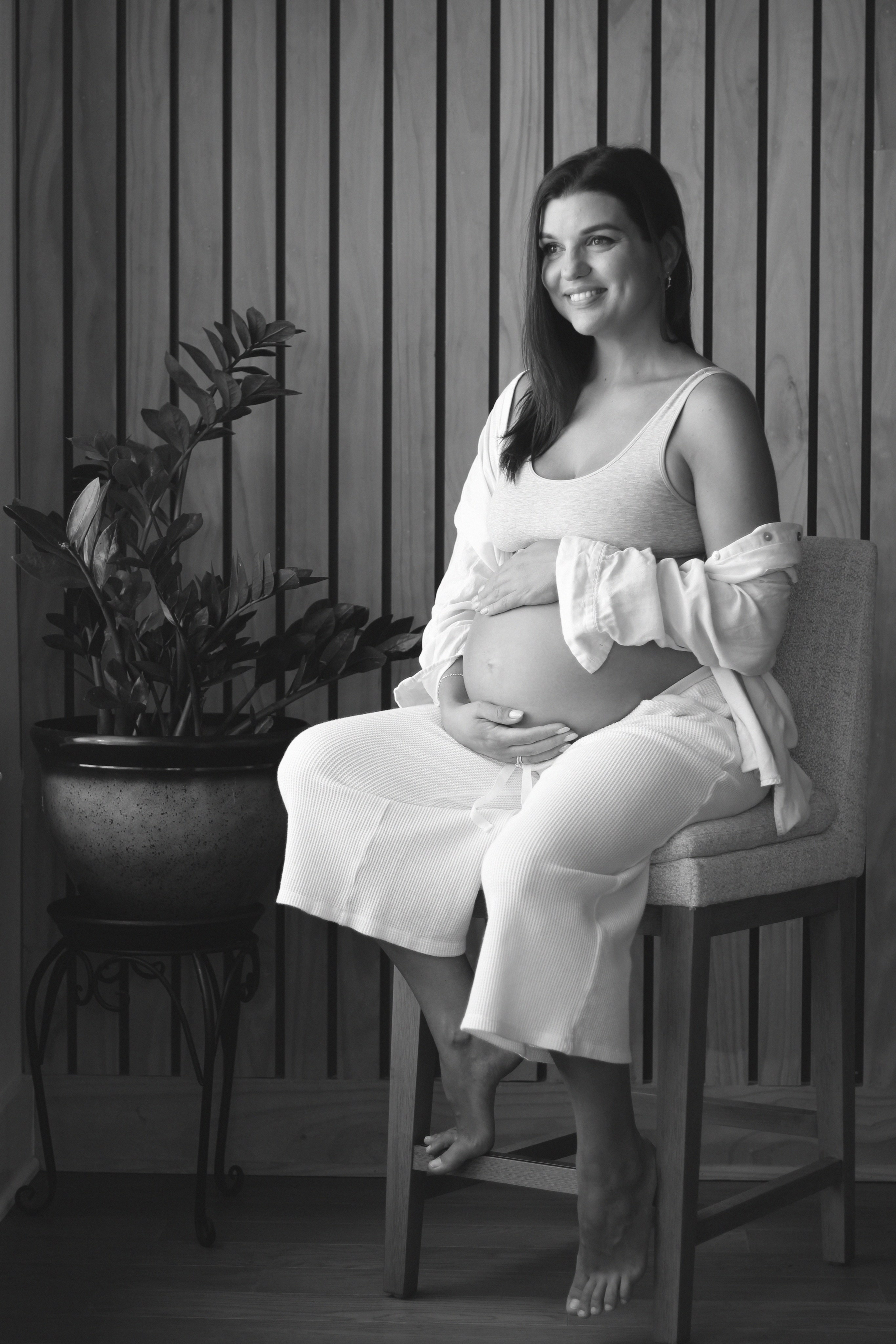 Maternity, Family & Pregnancy Photoshoot at Home. Lana Petrychenko — Portrait & Family Photographer. Valencia, Spain