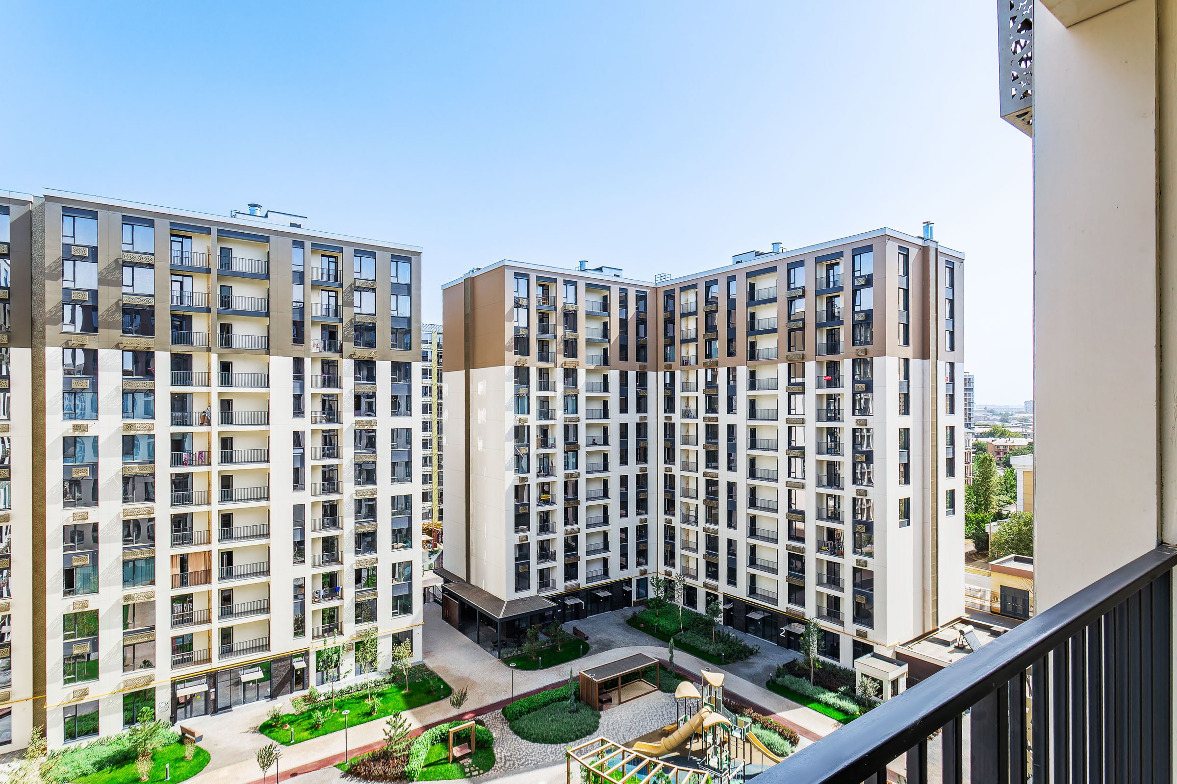 Интерьерный фотограф, Узбекистан — просторная квартира с панорамными окнами.