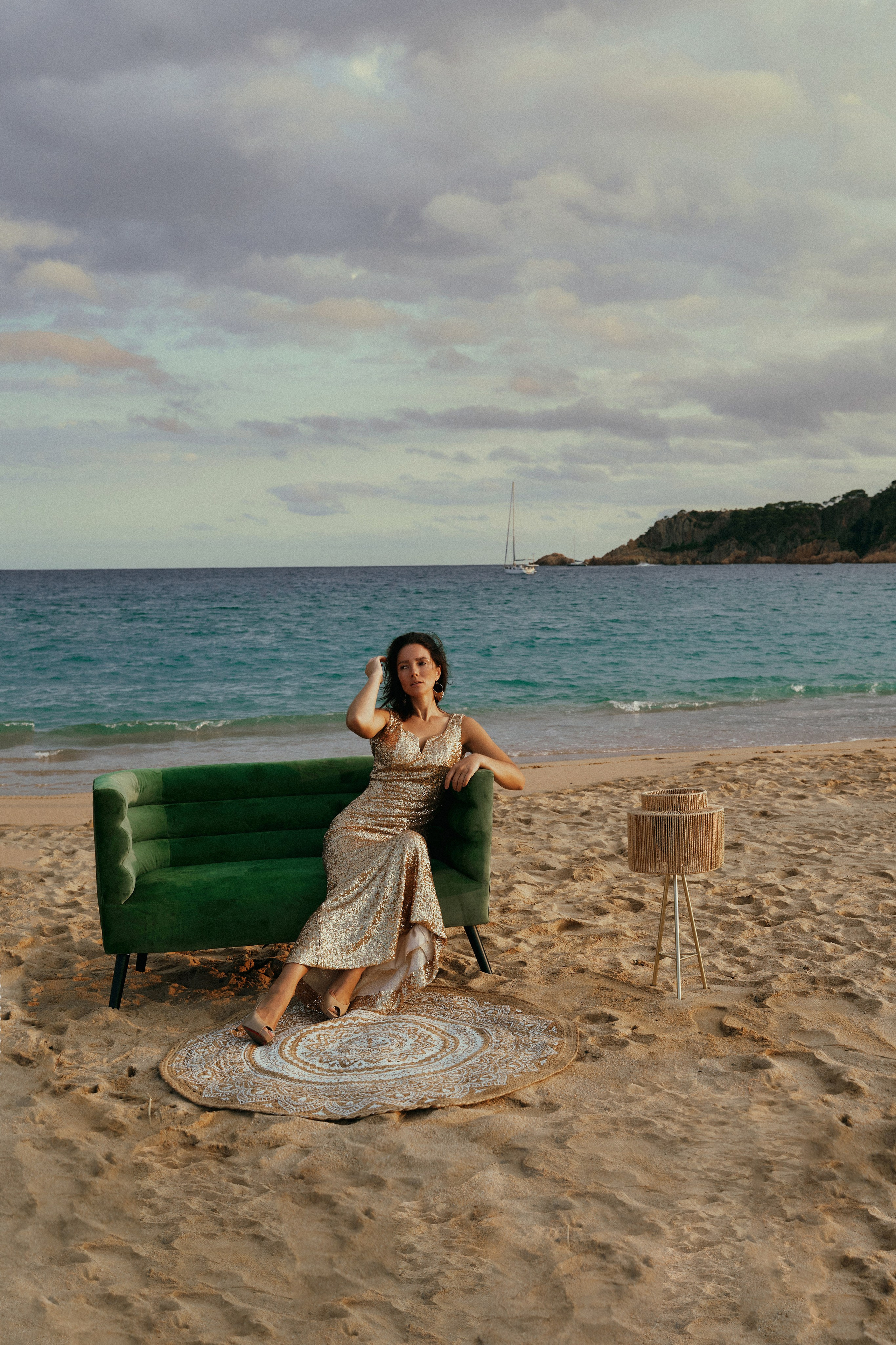 Майя. Диван на пляже. Фотограф в Барселоне Жанна Захарченко