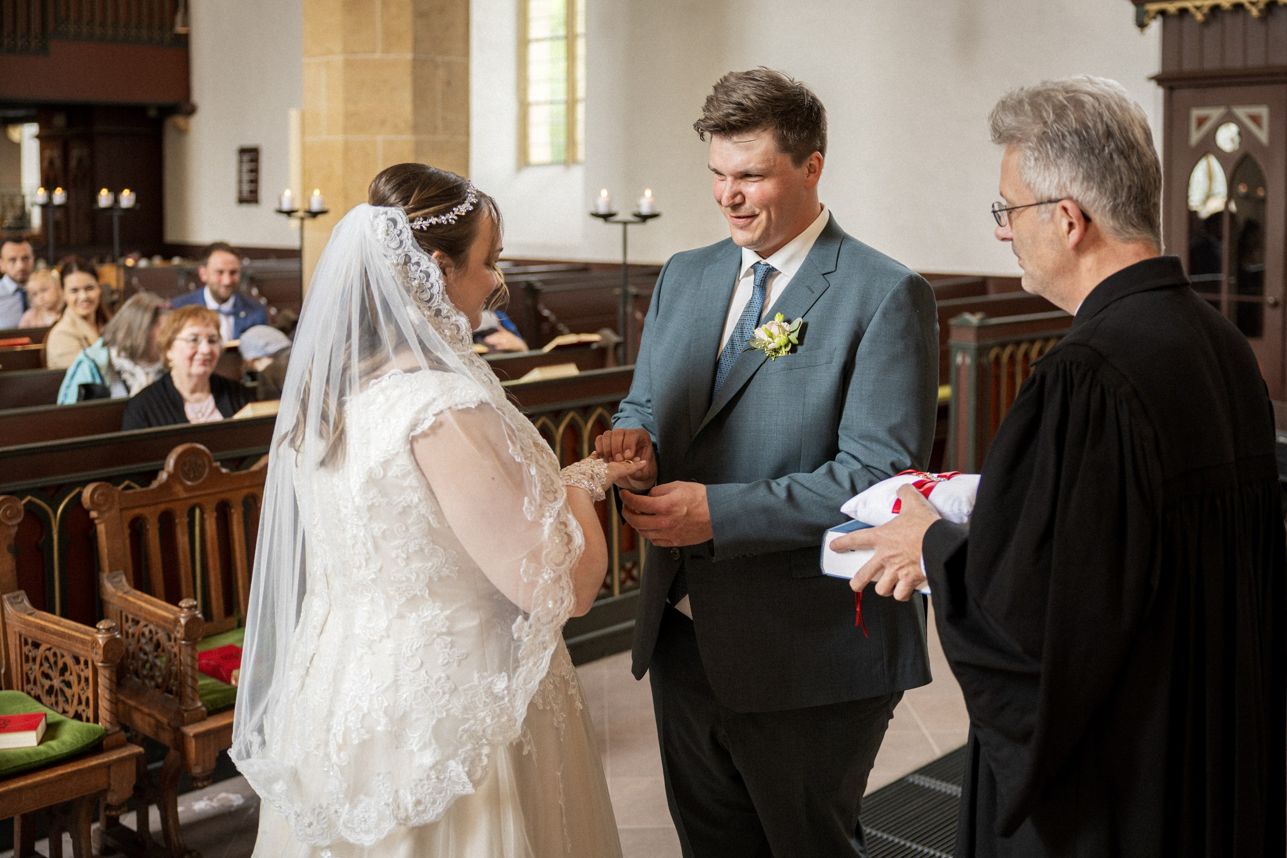 Kirchliche Trauung in Oerlinghausen – Emotionale Hochzeitsfotos & Stilvolle Reportagen!. Hochzeitsfotografin in Gütersloh | Authentische Hochzeitsreportagen | TK Photographie