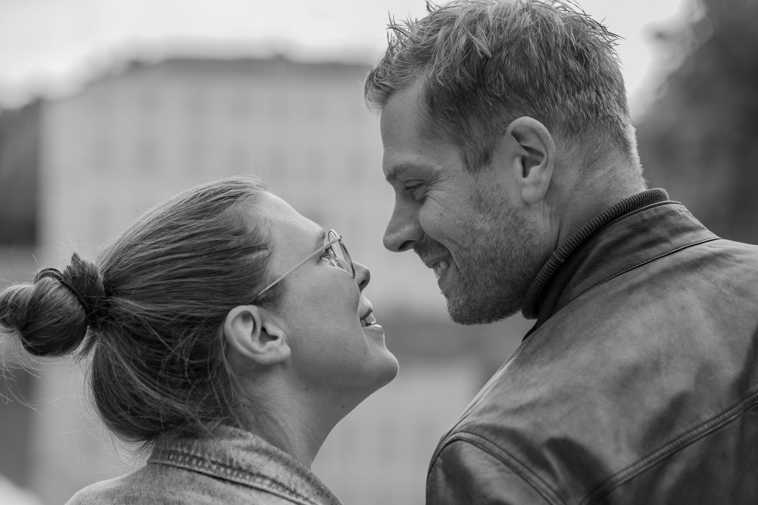 Verliefde blik tussen koppel in dromerige sfeer