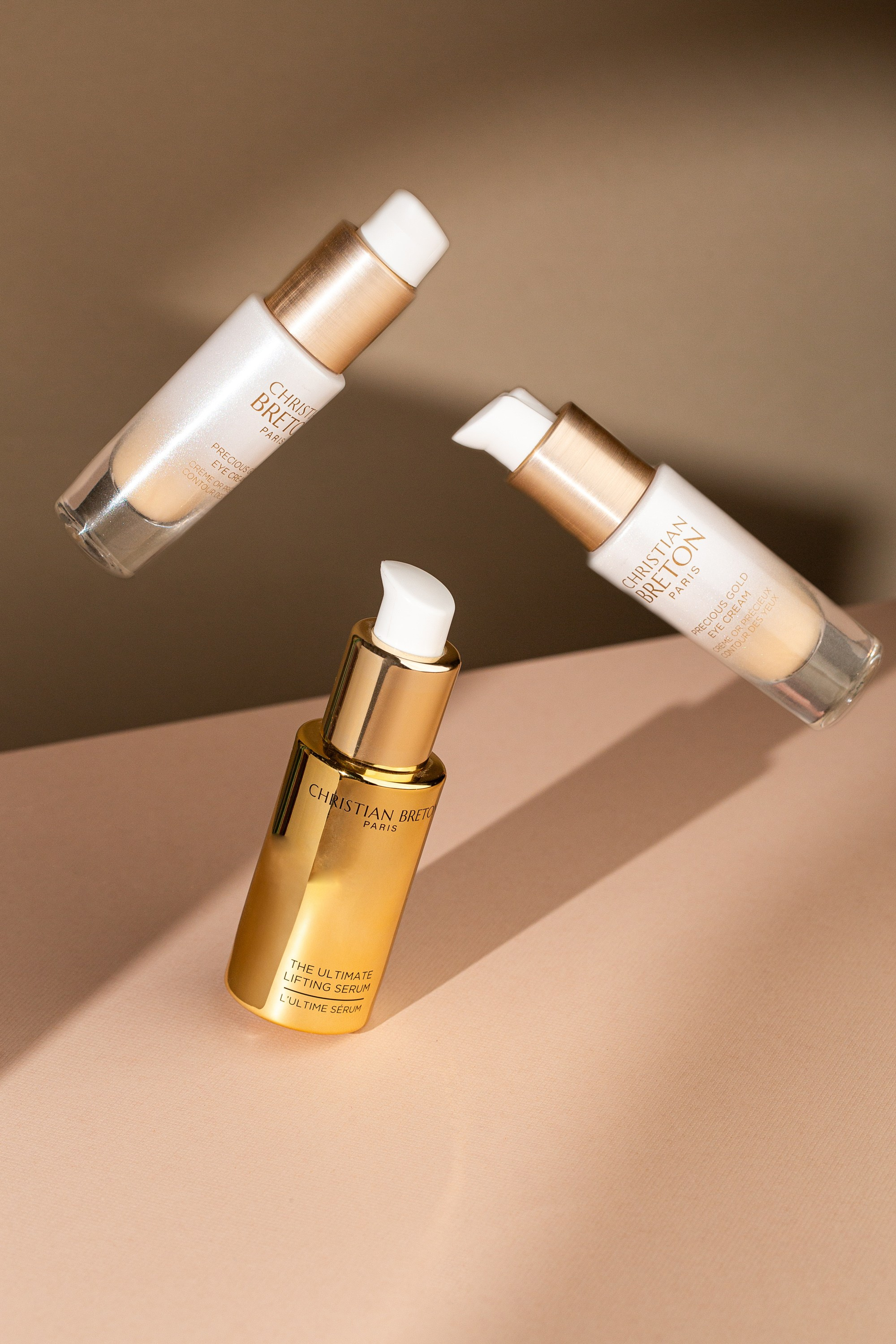 Christian Breton lifting serum və göz kremi – havada asılmış məhsul fotoqrafiyası, yumşaq kölgə ilə