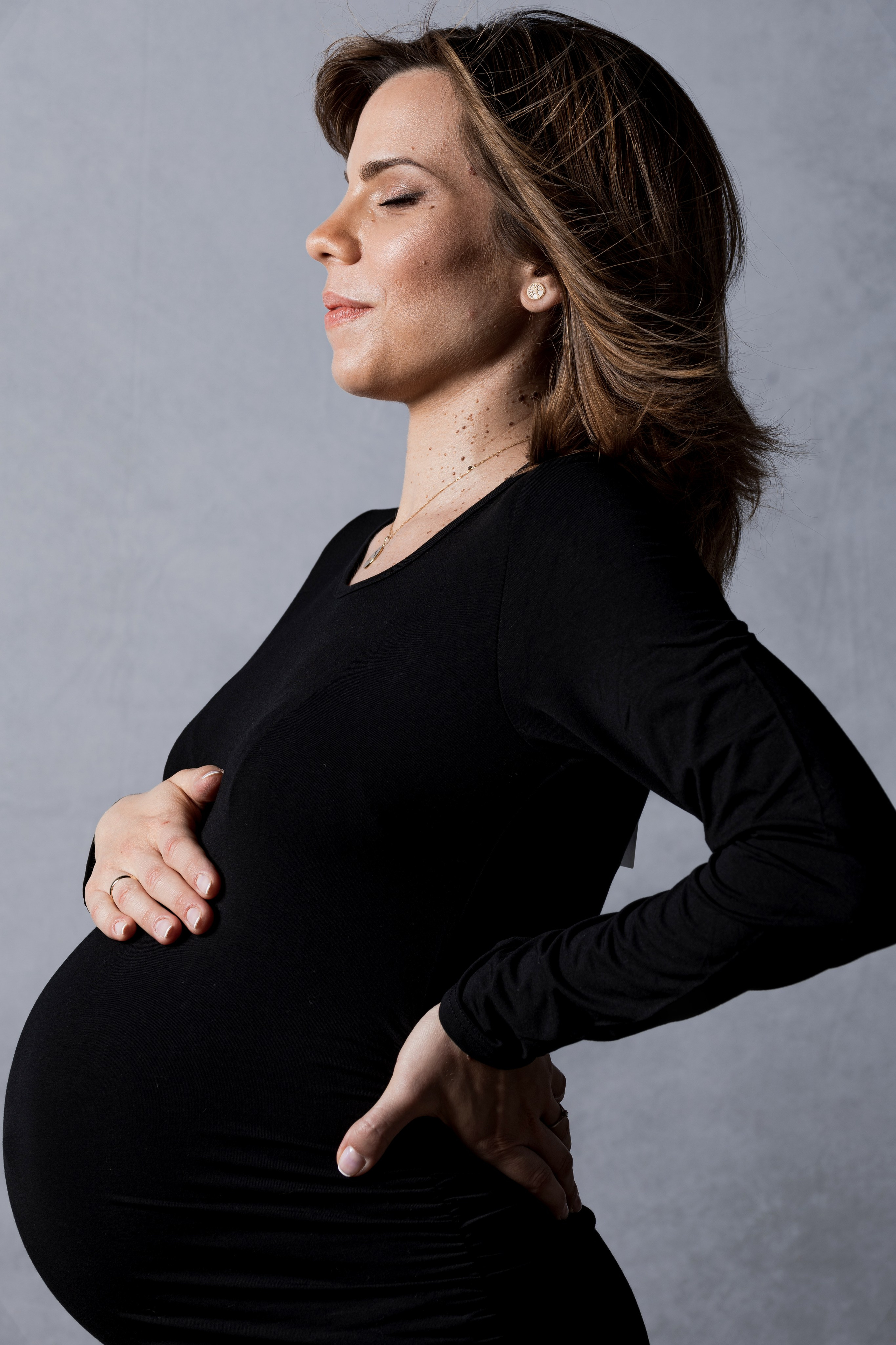 Sesión de embarazo en estudio con poses elegantes – Rainbox, Torrejón de Ardoz