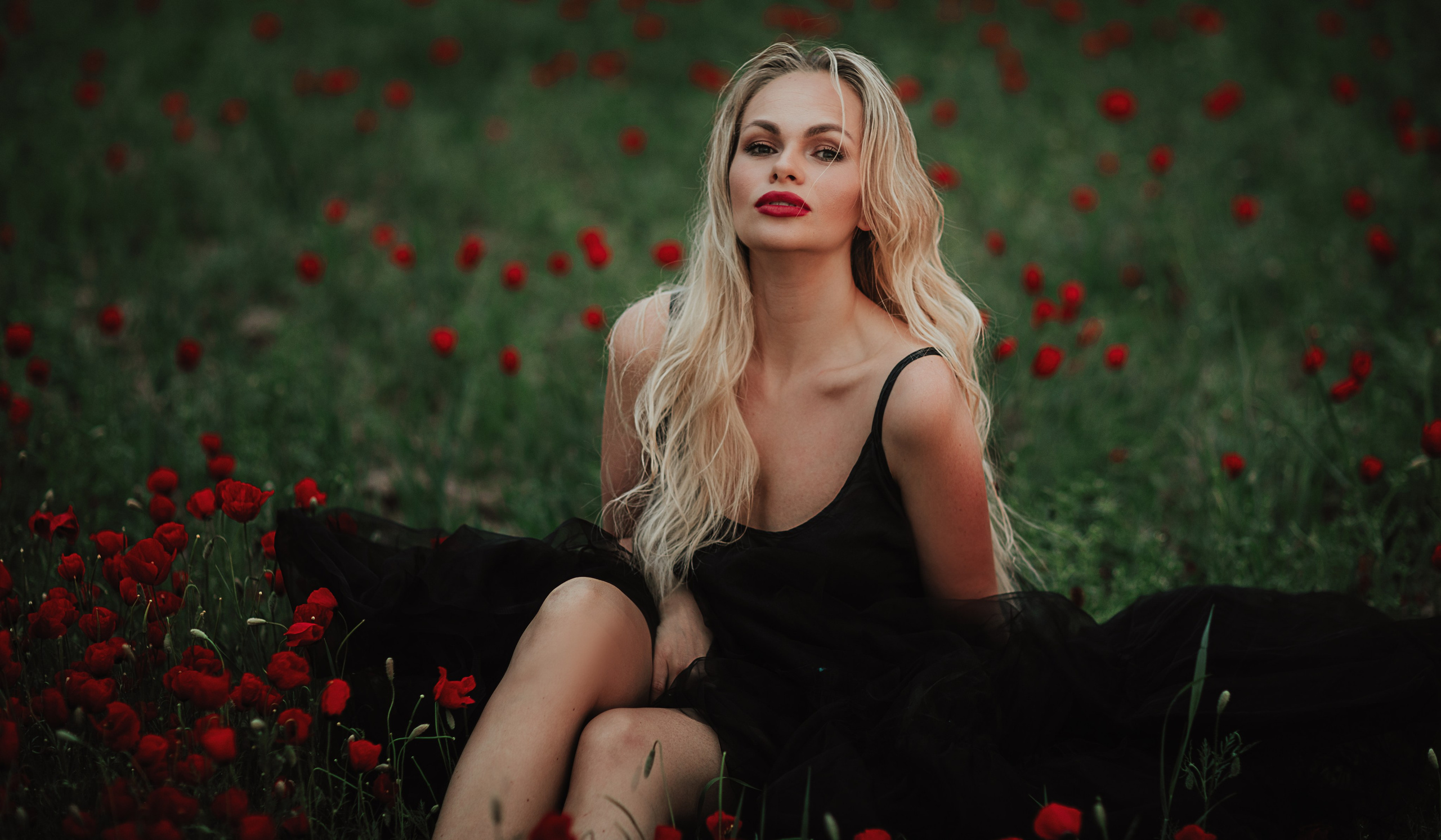 В маках. Валерия Вартанова. Фотограф