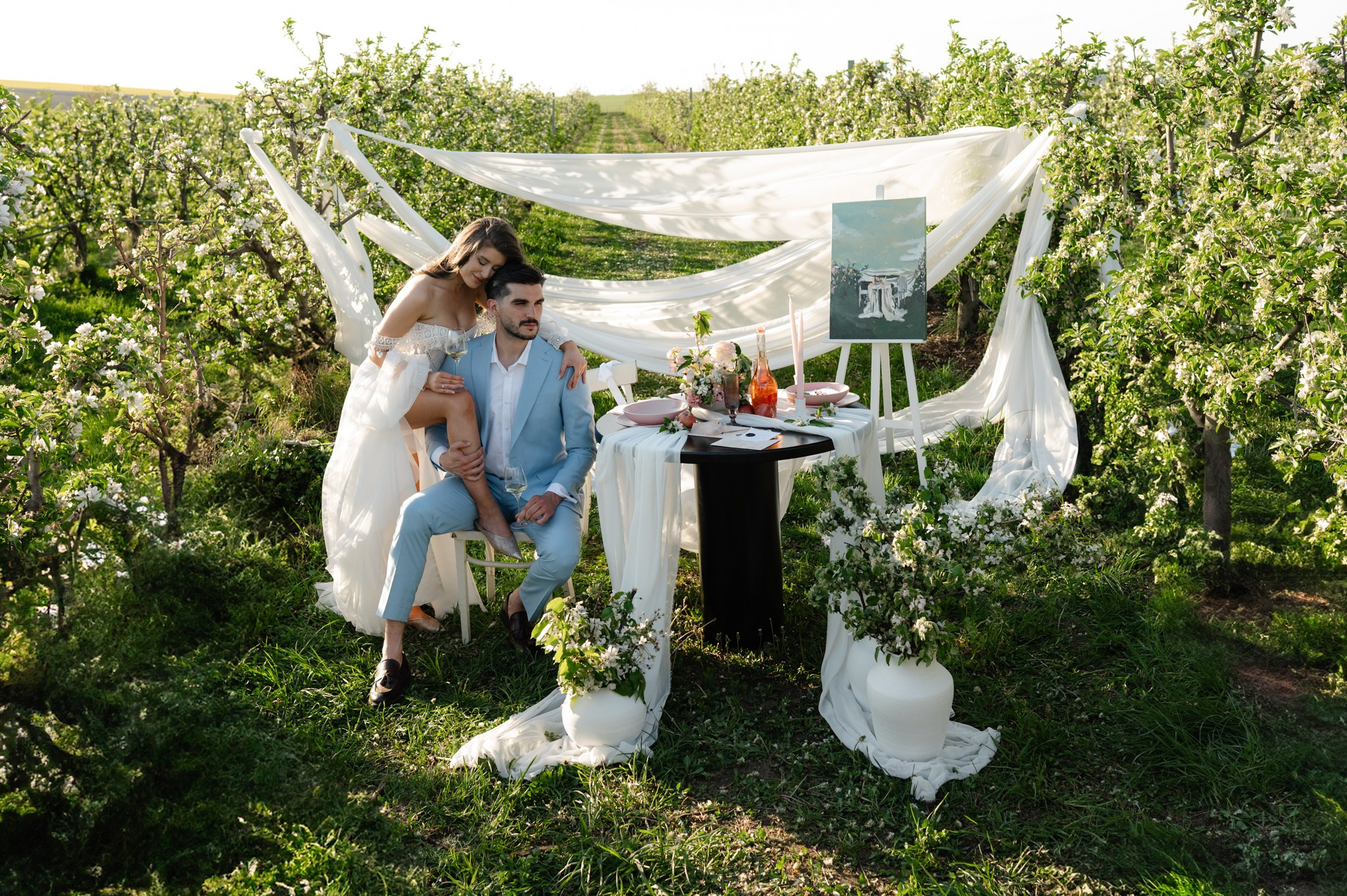 Ședință foto in livada înflorită , cuplu , îndrăgostiți, ședință foto save the date. Alexandra Hanu Photographer