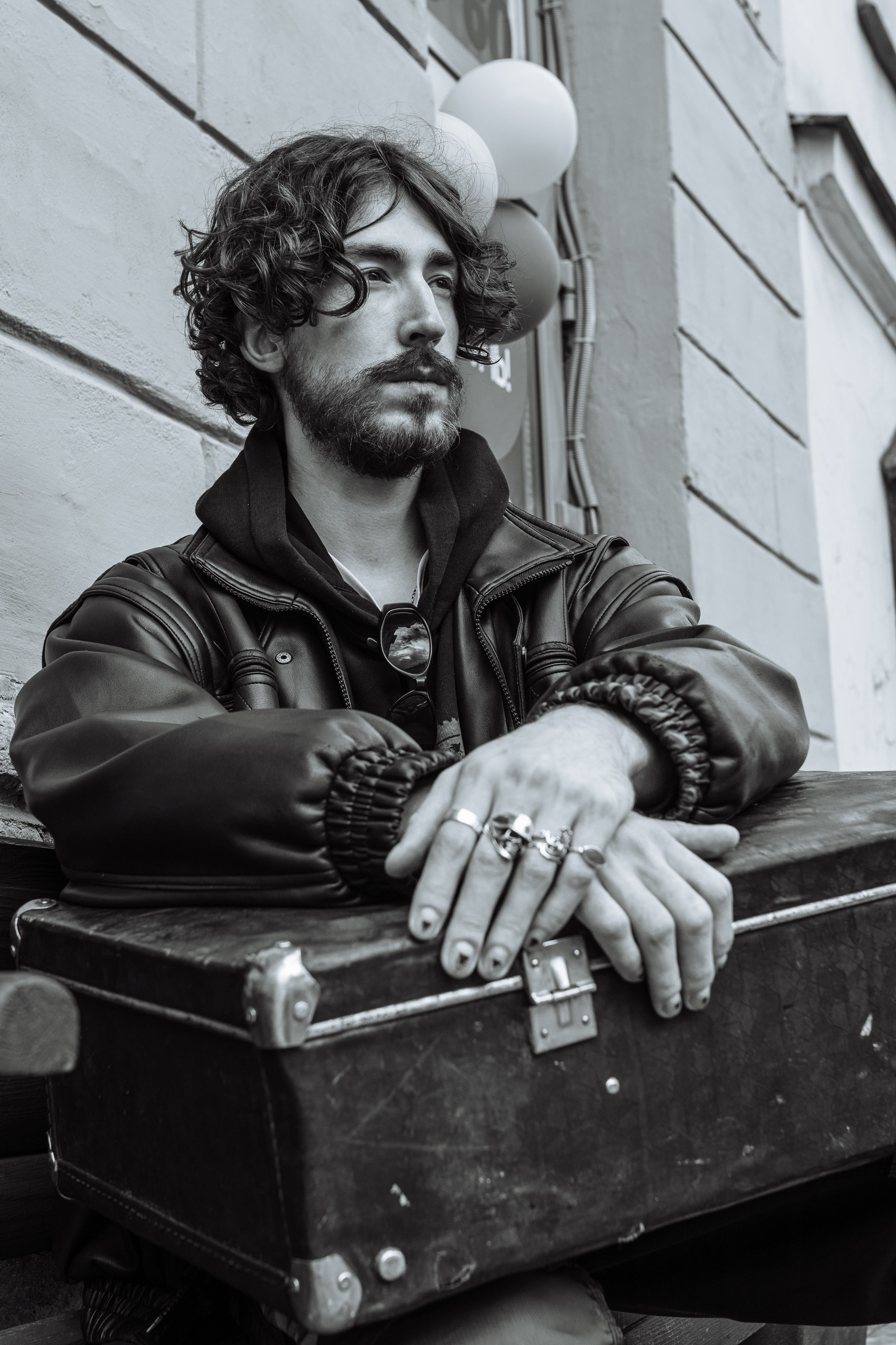 Портрет сидящего мужчины с чемоданом