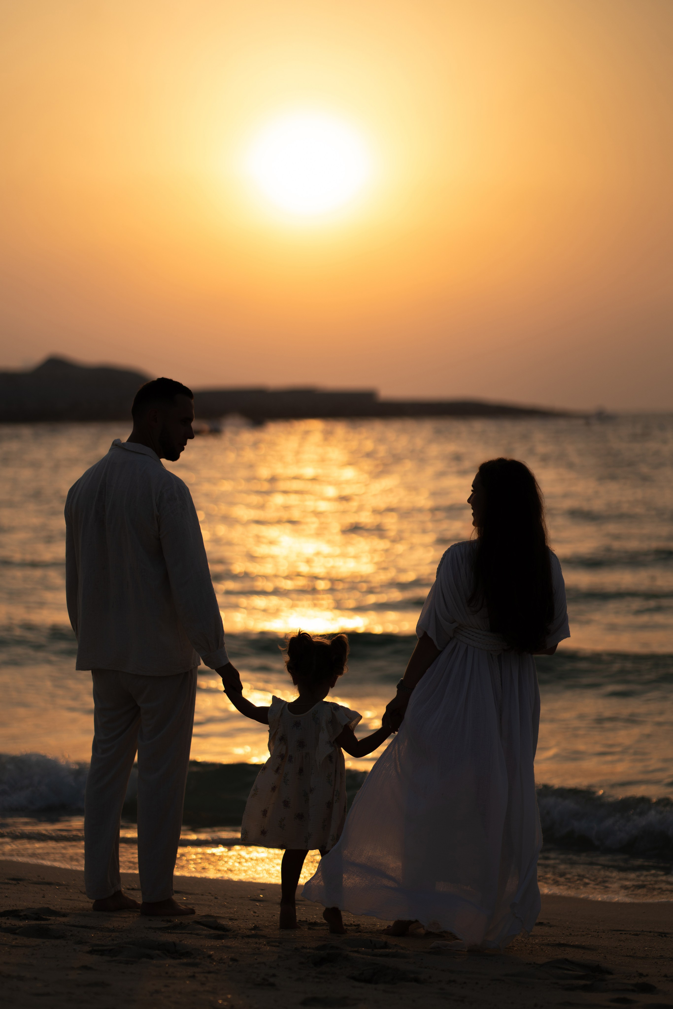 Golden hour, growing love. Angela Iakovleva — Family Photographer in Dubai