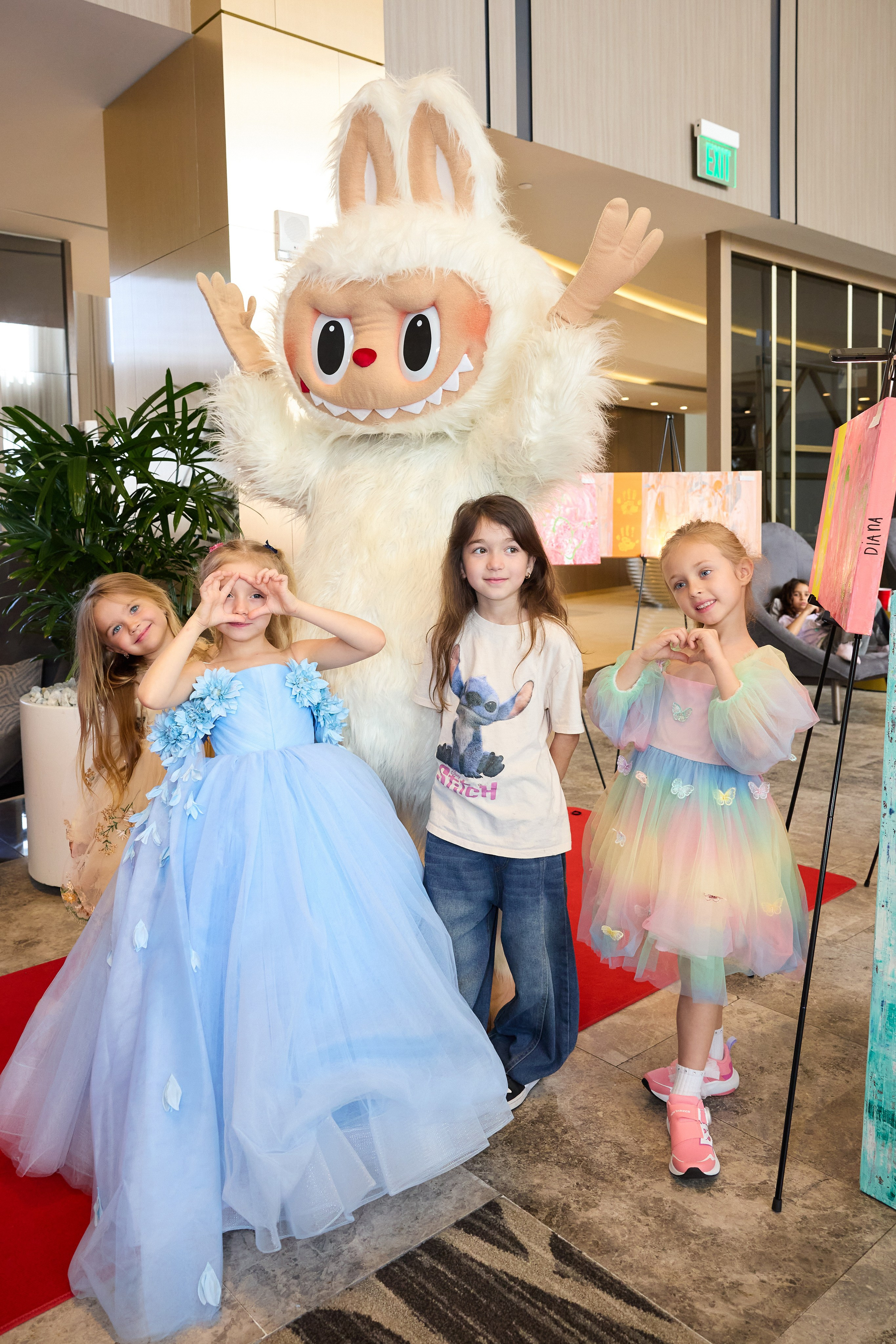 Авторская благотворительная художественная выставка Дианы Бортник. Фотограф Юлия Маковеева