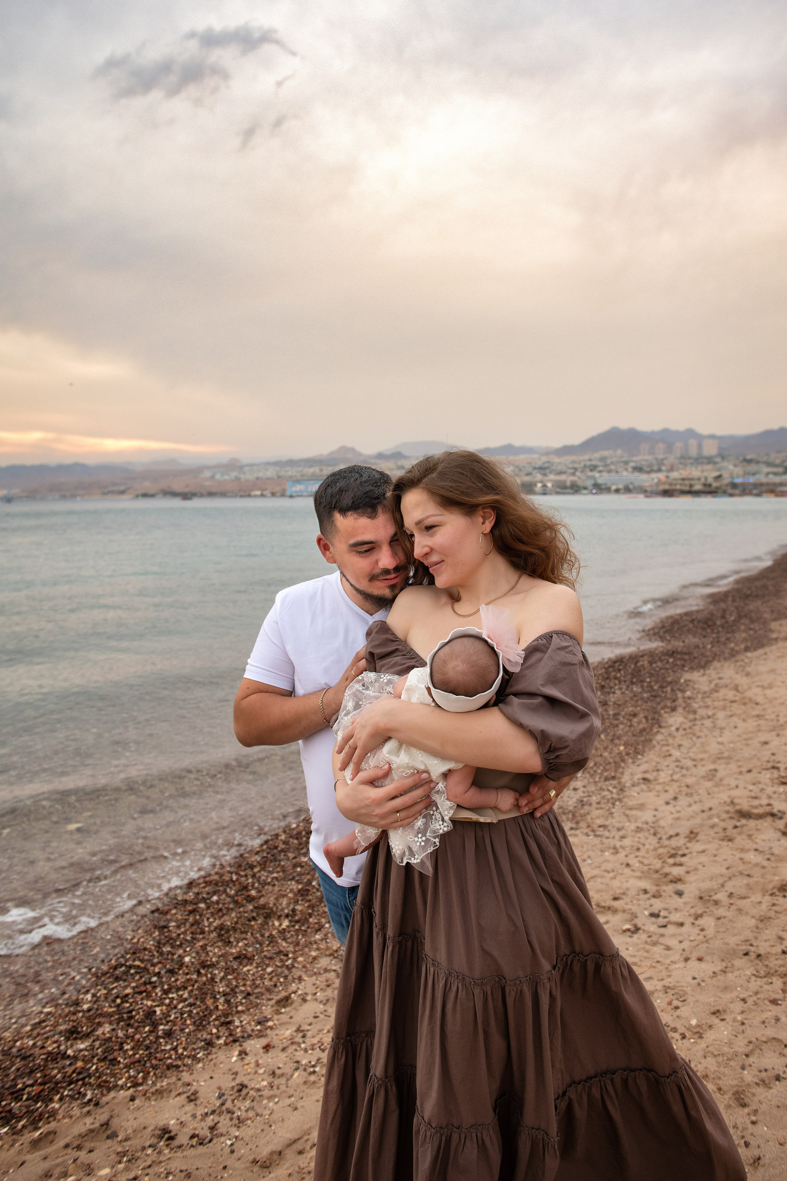 On the sea beach_newborn. Семейный детский беременности love-story фотограф Эйлат Израиль Ольга Амчиславски