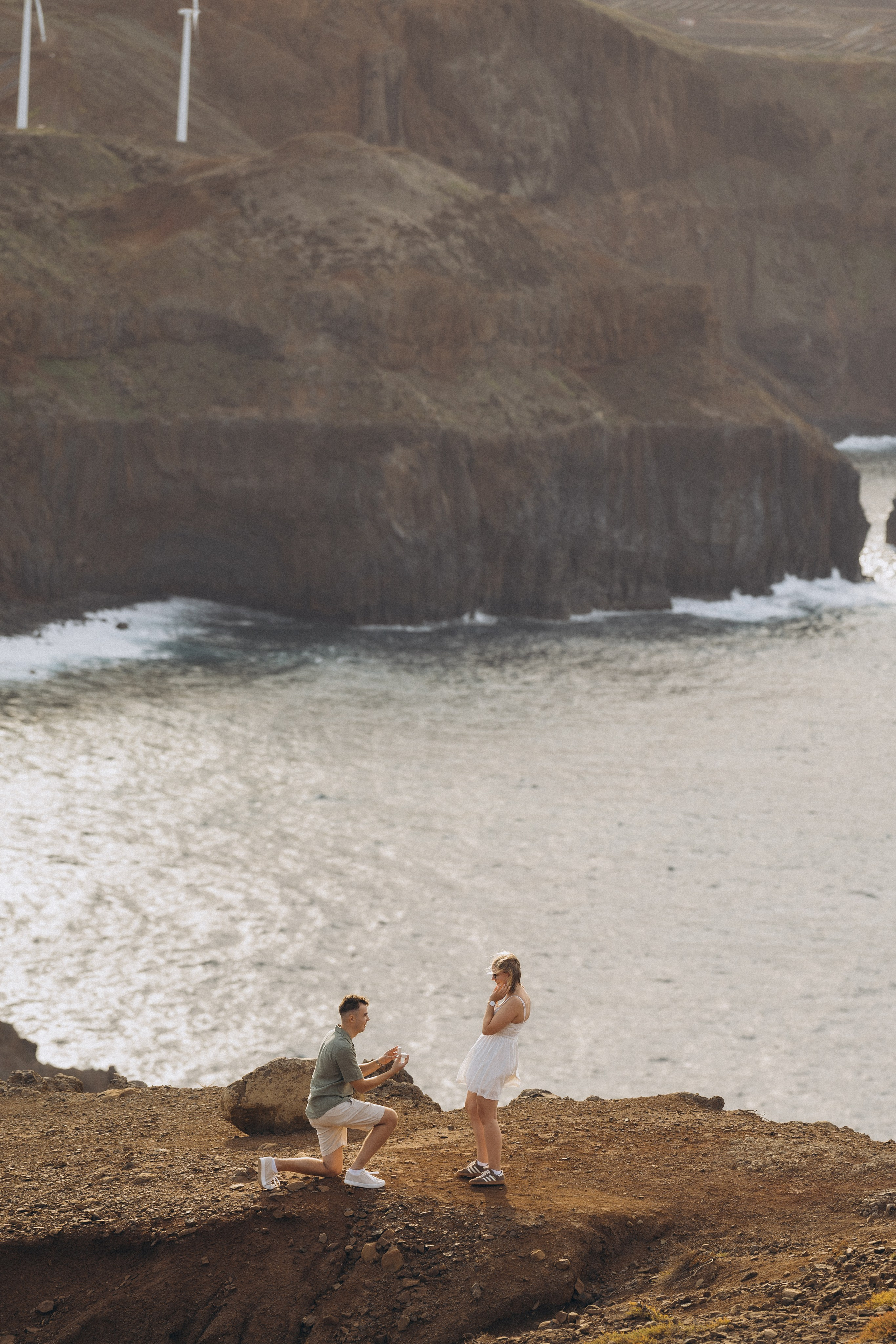 Secret proposal at Caniçal Madeira at sunset. Fotógrafa na Madeira para casais, pedidos de casamento, elopements e casamentos íntimos | Tatiana
