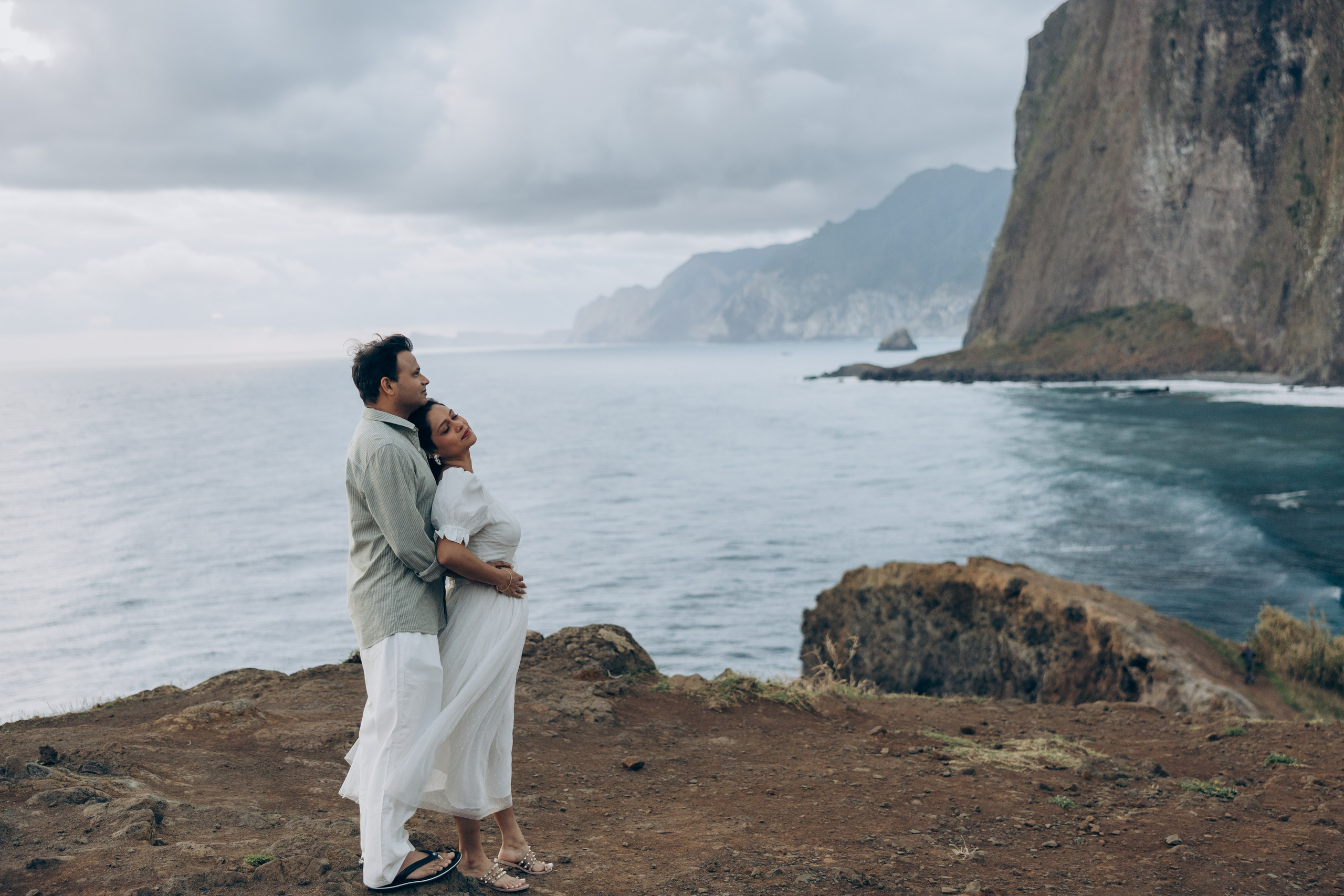 Couple photoshoot at sunrise at Miradouro Guimdaste