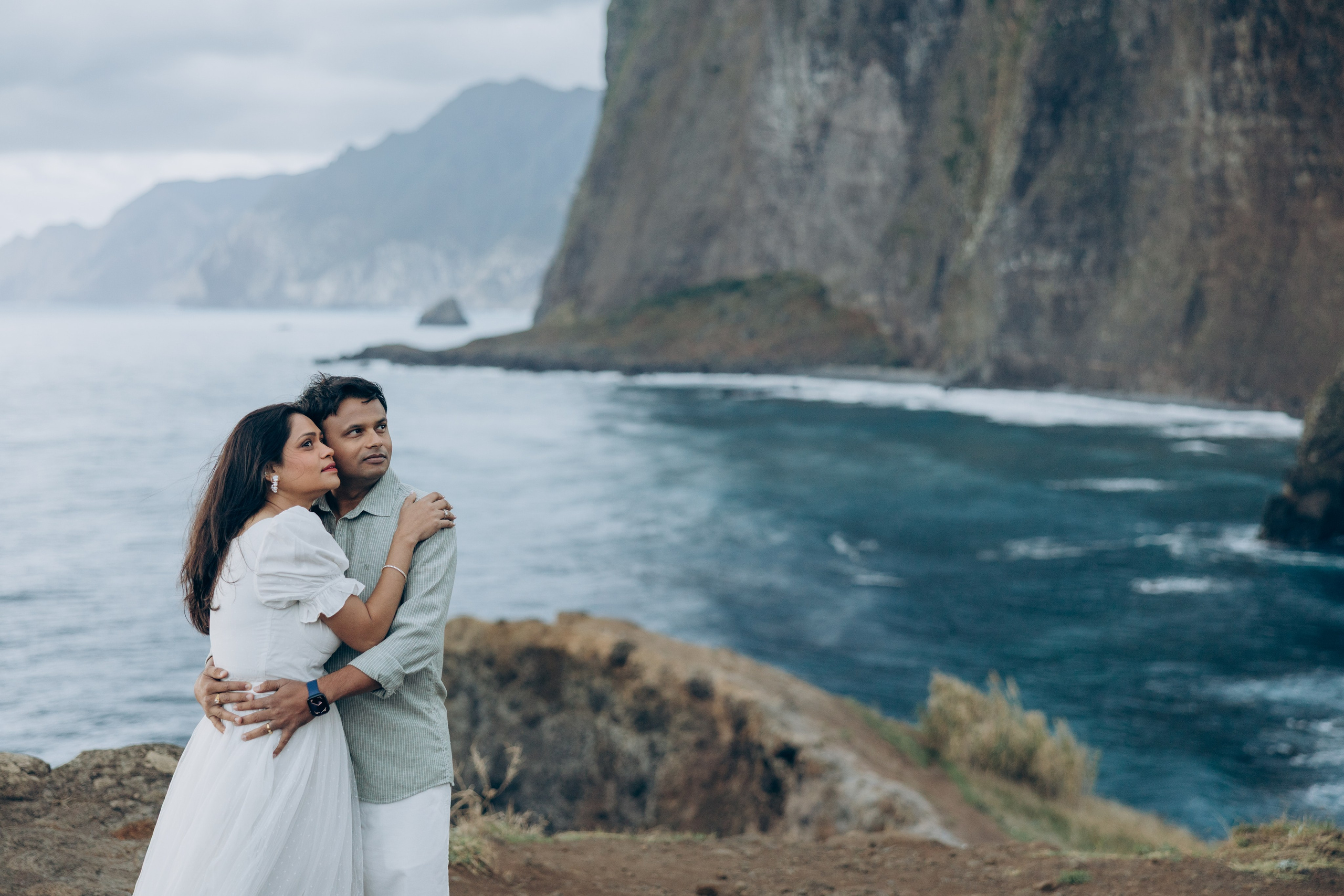 Couple photoshoot at sunrise at Miradouro Guimdaste
