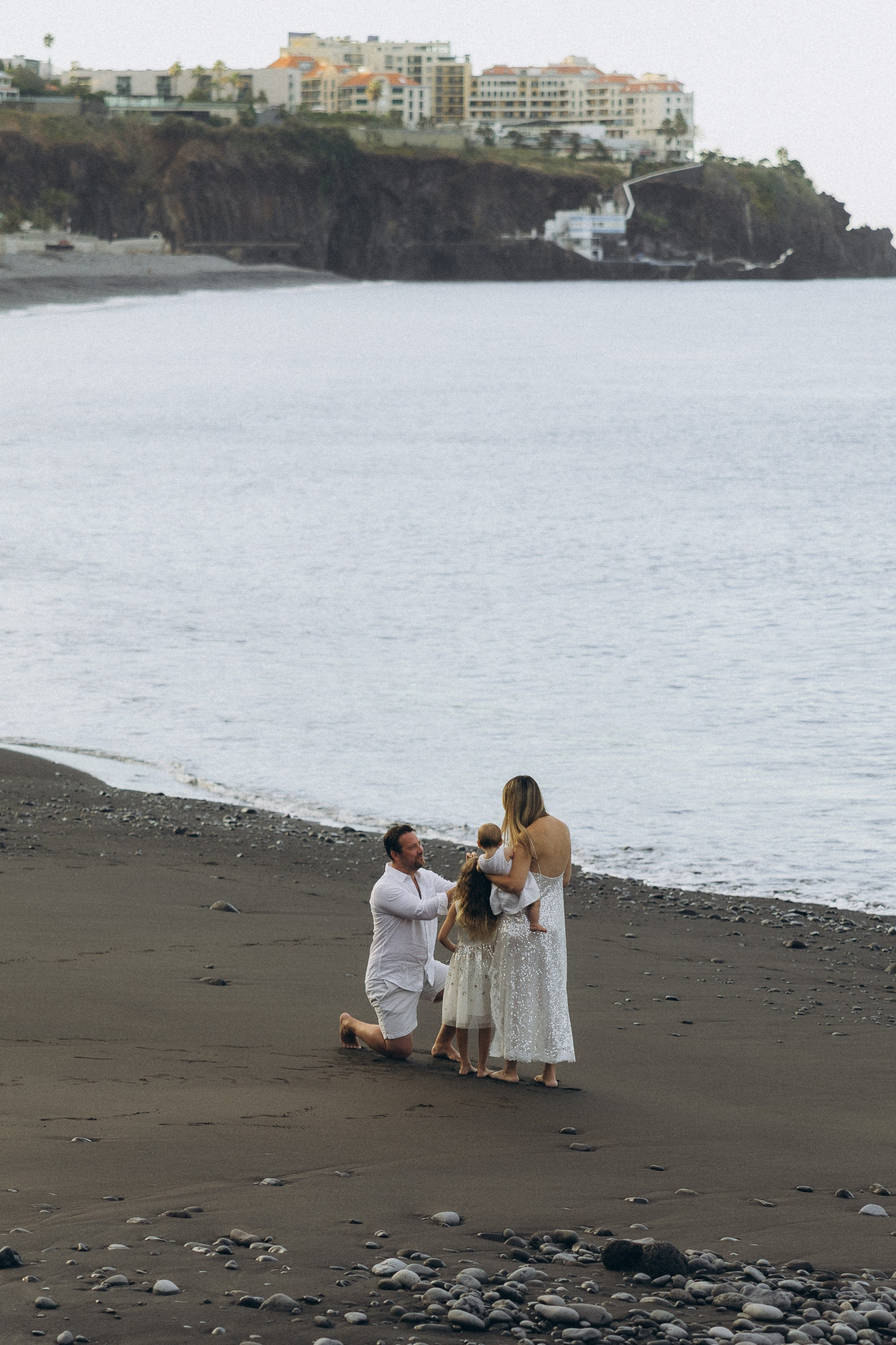 Family sunrise photoshoot at Formosa beach. Fotógrafa na Madeira para casais, pedidos de casamento, elopements e casamentos íntimos | Tatiana