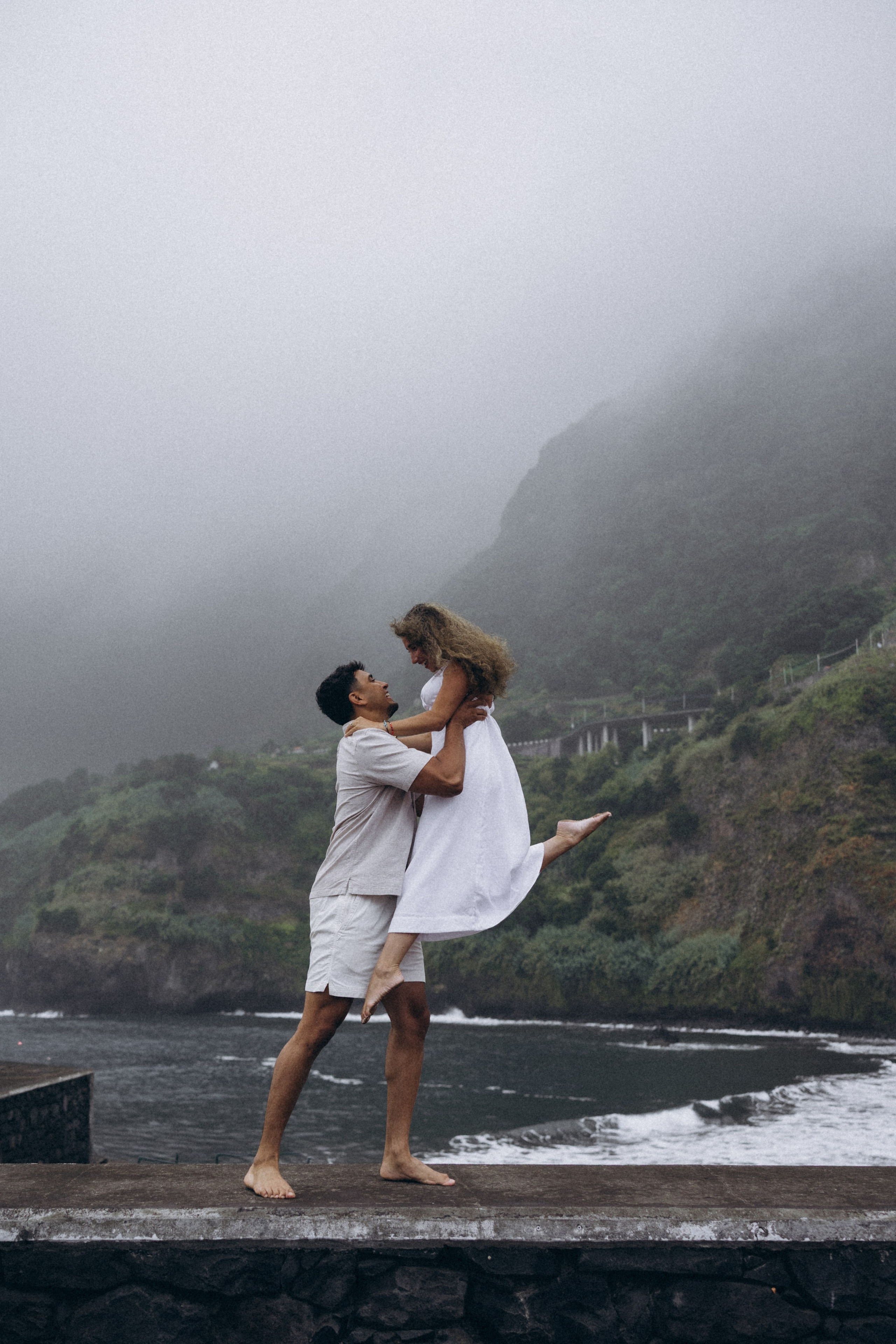 Rainy and Foggy Seixal Beach, Madeira. Fotógrafa na Madeira para casais, pedidos de casamento, elopements e casamentos íntimos | Tatiana