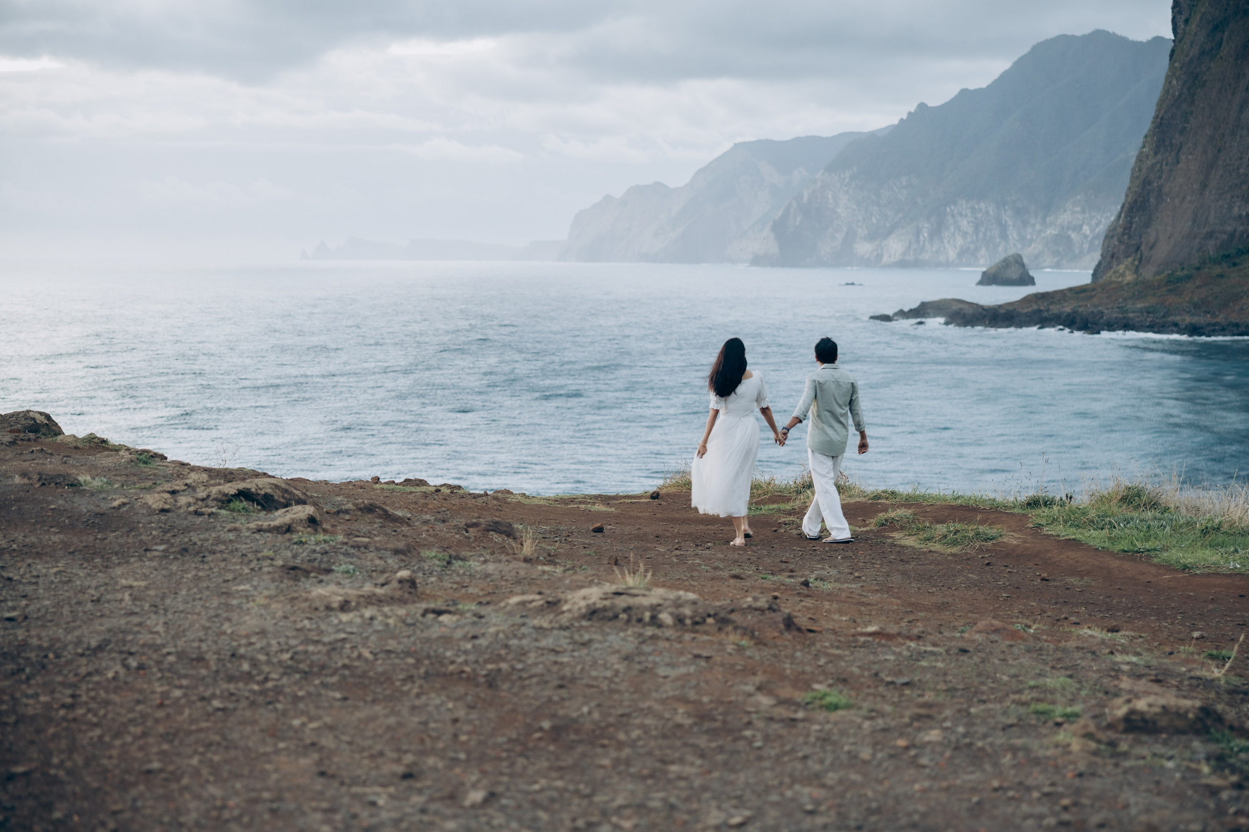 Couple photoshoot at sunrise at Miradouro Guimdaste
