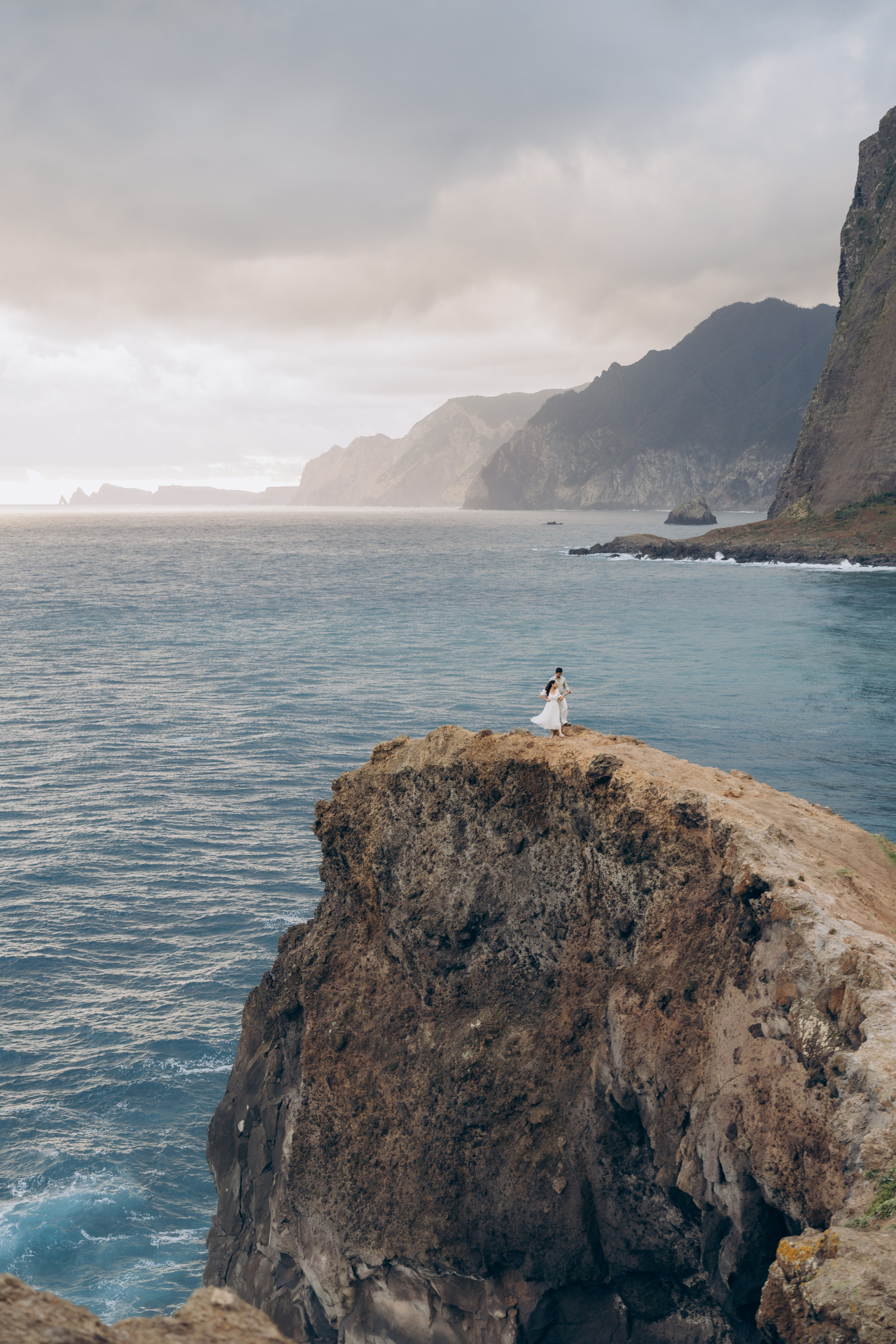 Couple photoshoot at sunrise at Miradouro Guimdaste