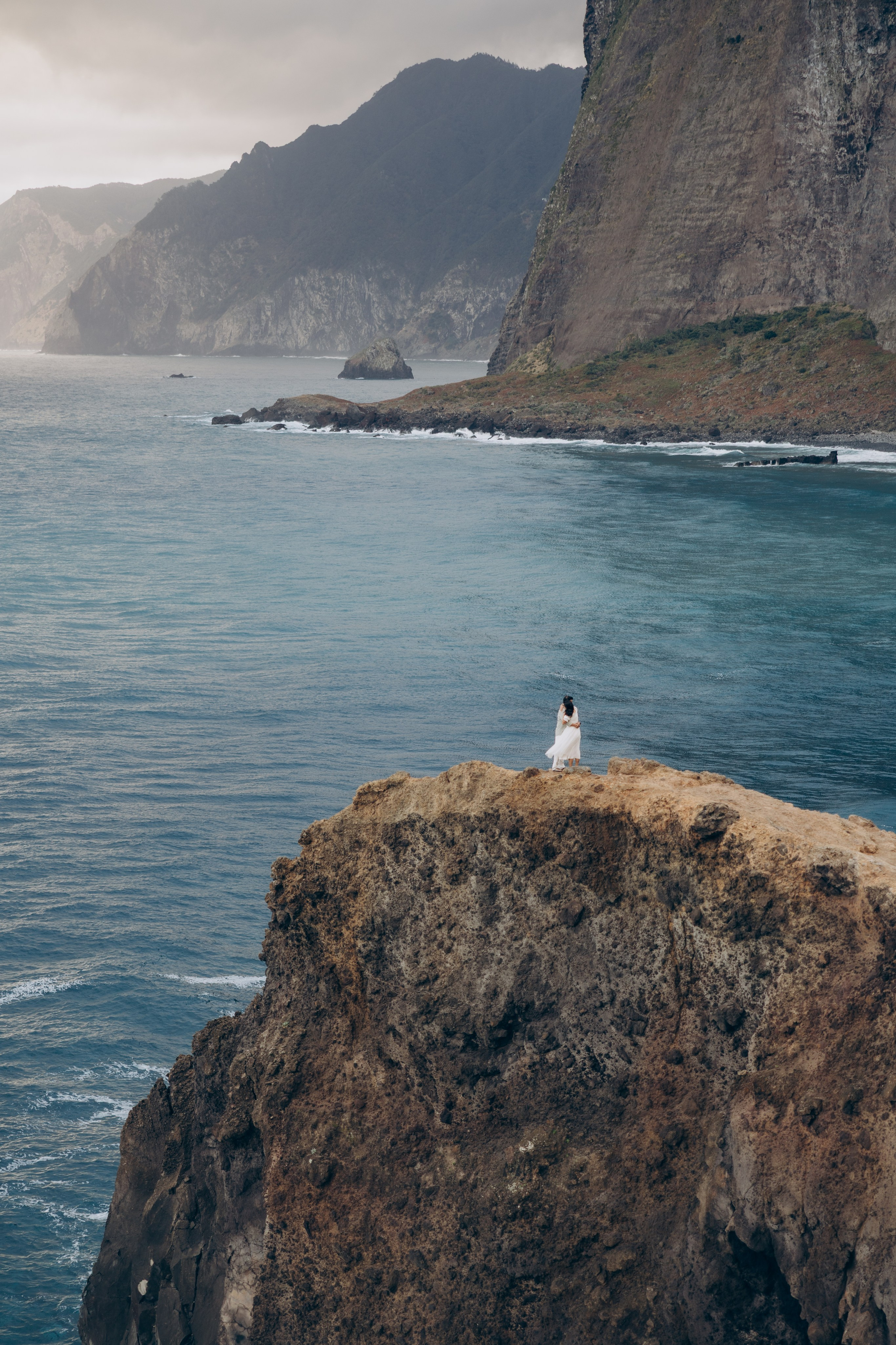 Couple photoshoot at sunrise at Miradouro Guimdaste