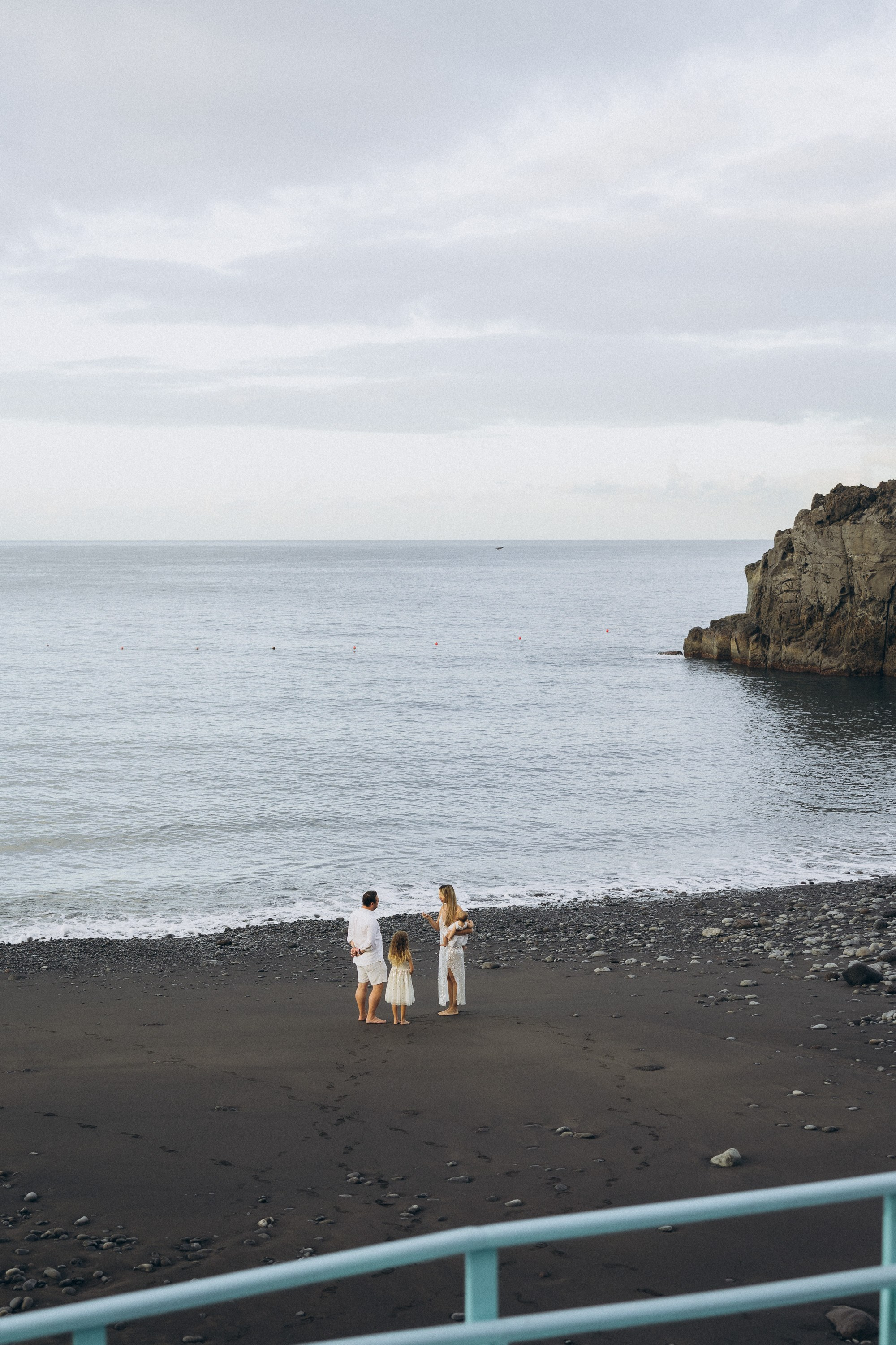 Family sunrise photoshoot at Formosa beach. Fotógrafa na Madeira para casais, pedidos de casamento, elopements e casamentos íntimos | Tatiana