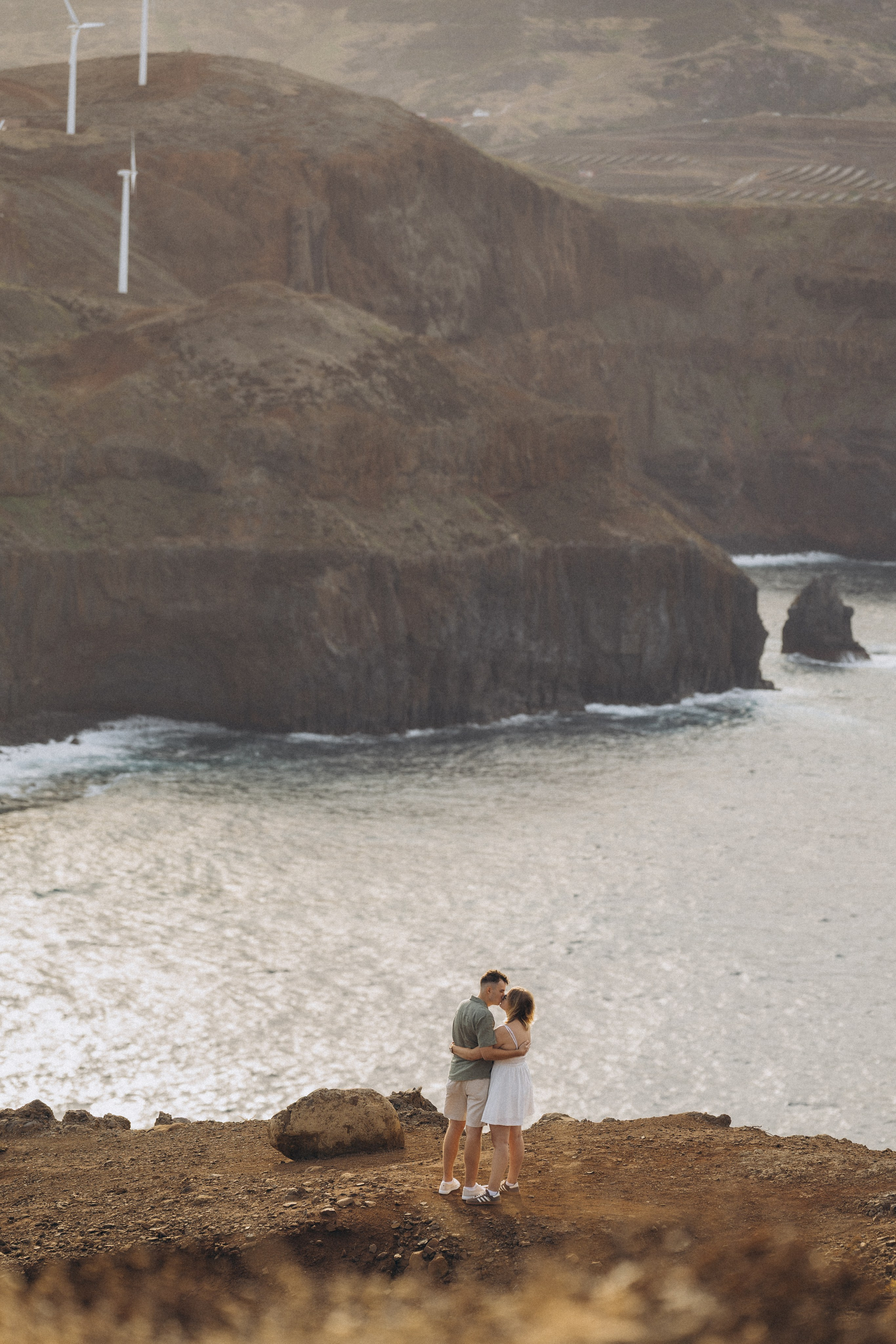 Secret proposal at Caniçal Madeira at sunset. Fotógrafa na Madeira para casais, pedidos de casamento, elopements e casamentos íntimos | Tatiana
