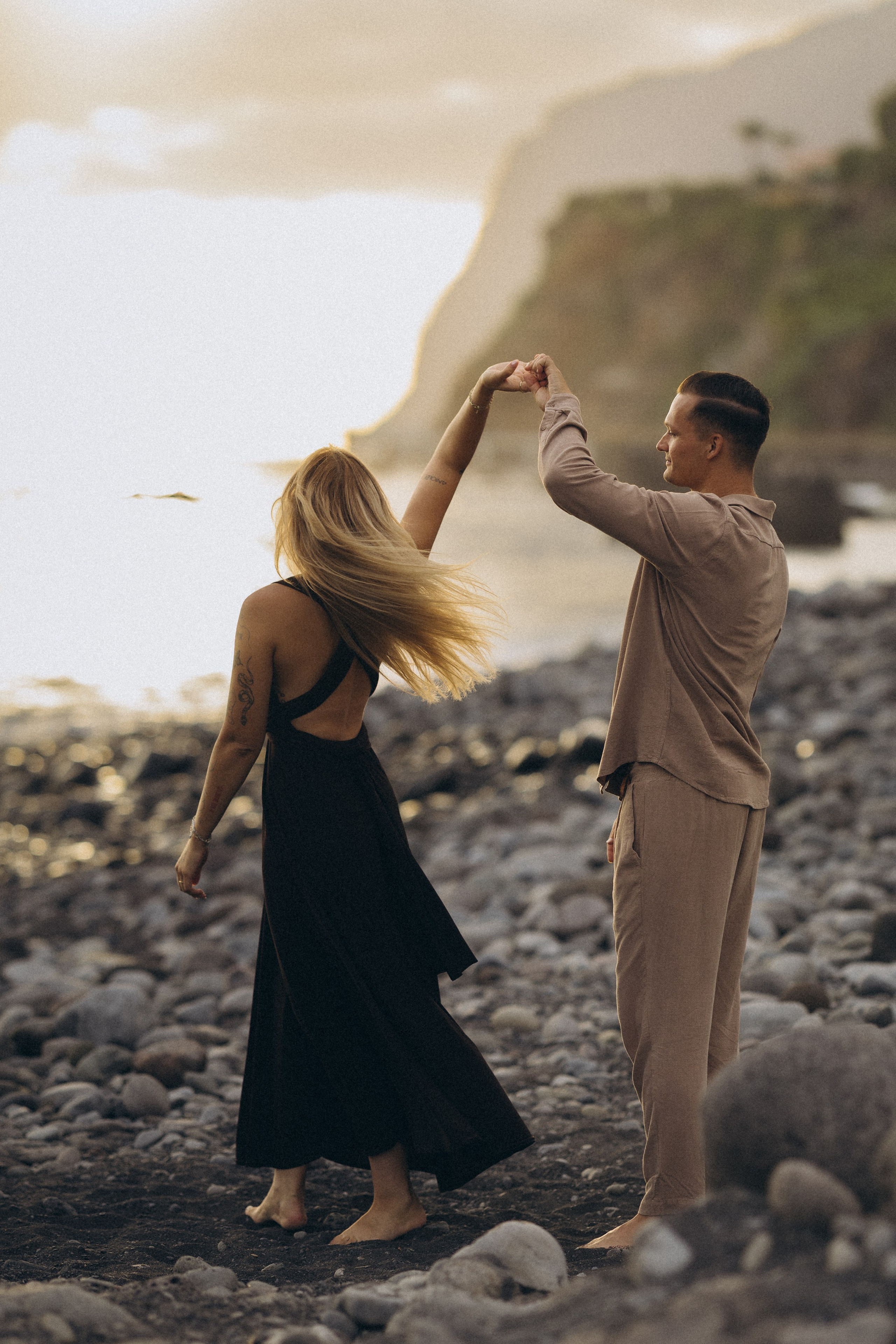 Sunset Couple Photoshoot at Formosa Beach, Madeira. Fotógrafa na Madeira para casais, pedidos de casamento, elopements e casamentos íntimos | Tatiana