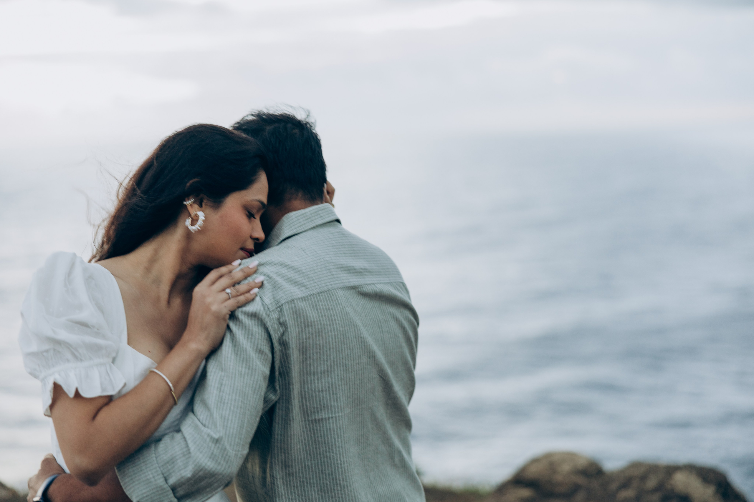 Couple photoshoot at sunrise at Miradouro Guimdaste