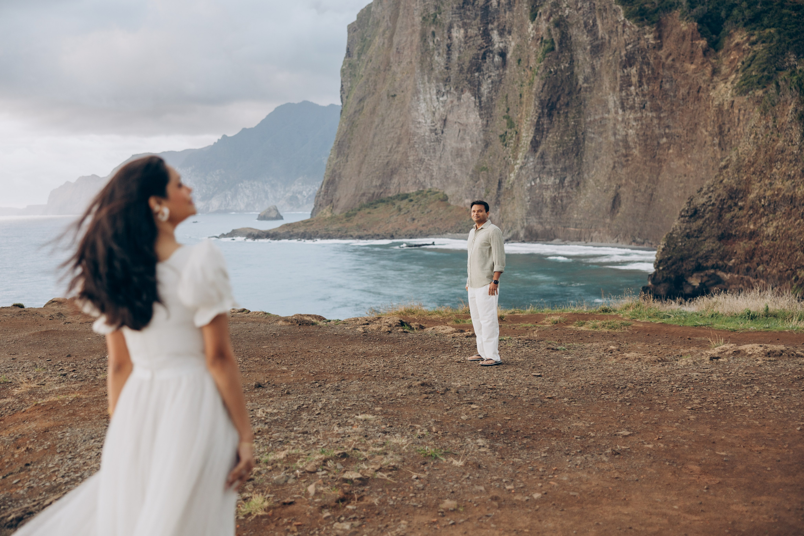 Couple photoshoot at sunrise at Miradouro Guimdaste
