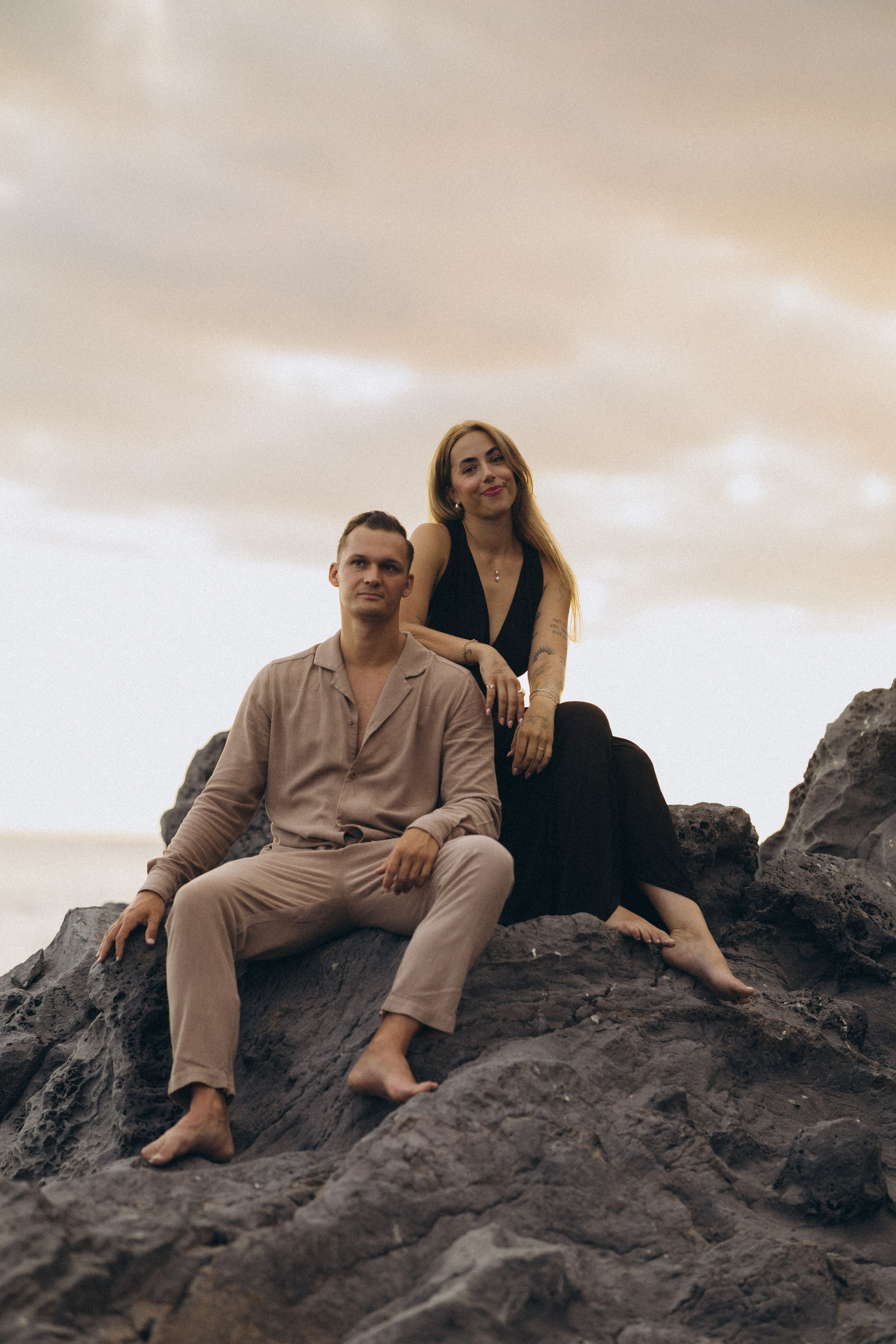Sunset Couple Photoshoot at Formosa Beach, Madeira. Fotógrafa na Madeira para casais, pedidos de casamento, elopements e casamentos íntimos | Tatiana