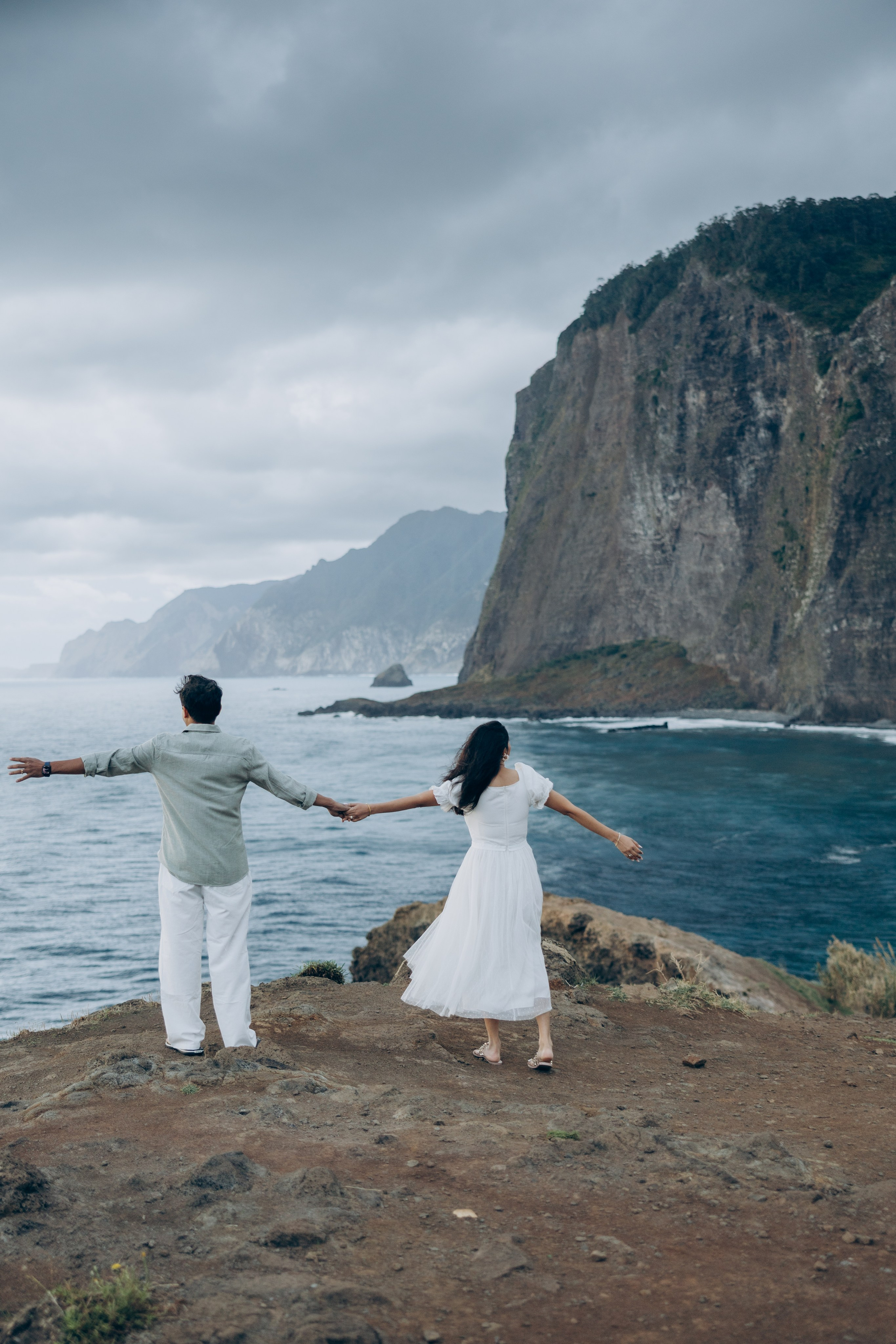 Couple photoshoot at sunrise at Miradouro Guimdaste