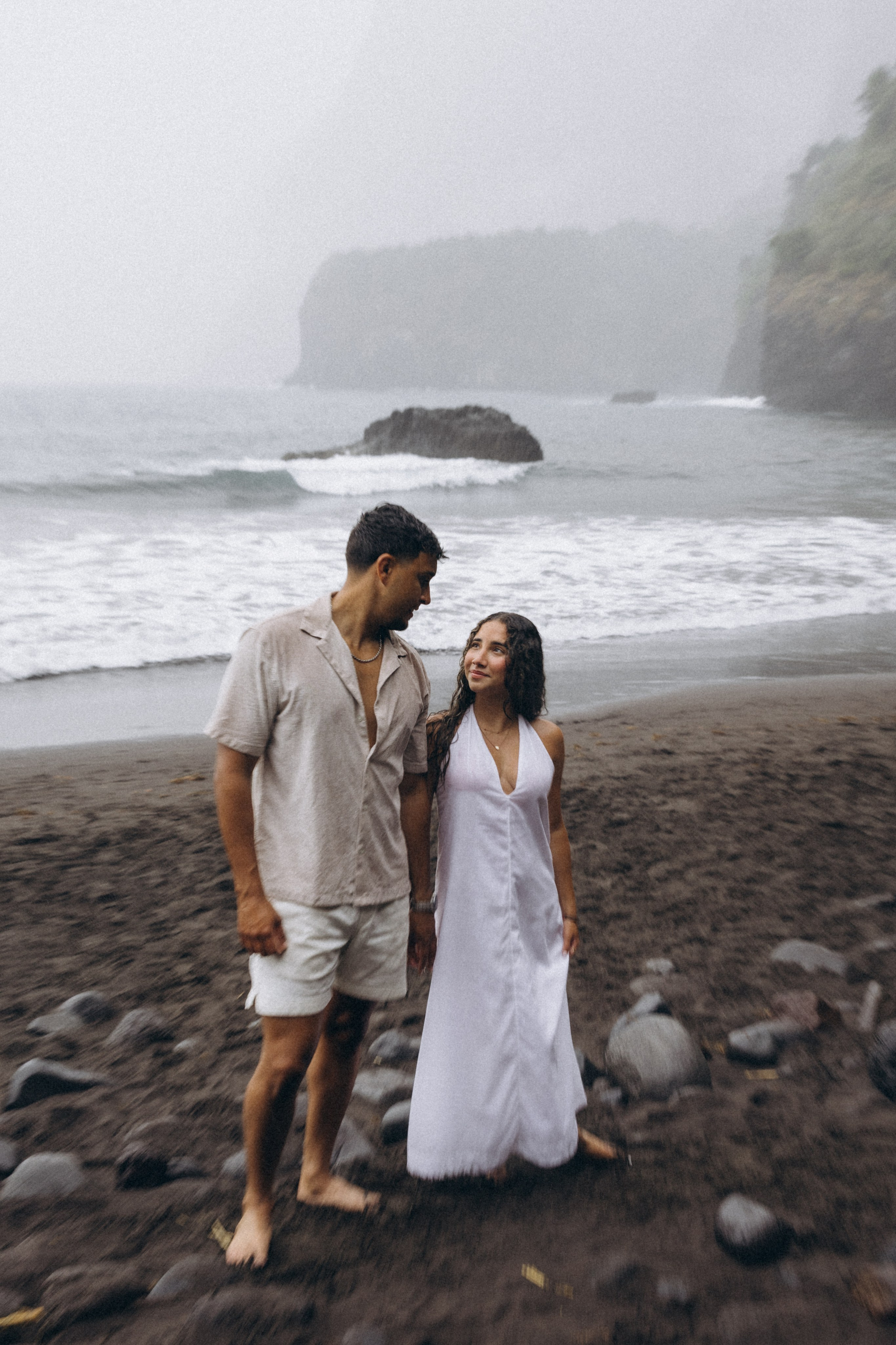 Rainy and Foggy Seixal Beach, Madeira. Fotógrafa na Madeira para casais, pedidos de casamento, elopements e casamentos íntimos | Tatiana