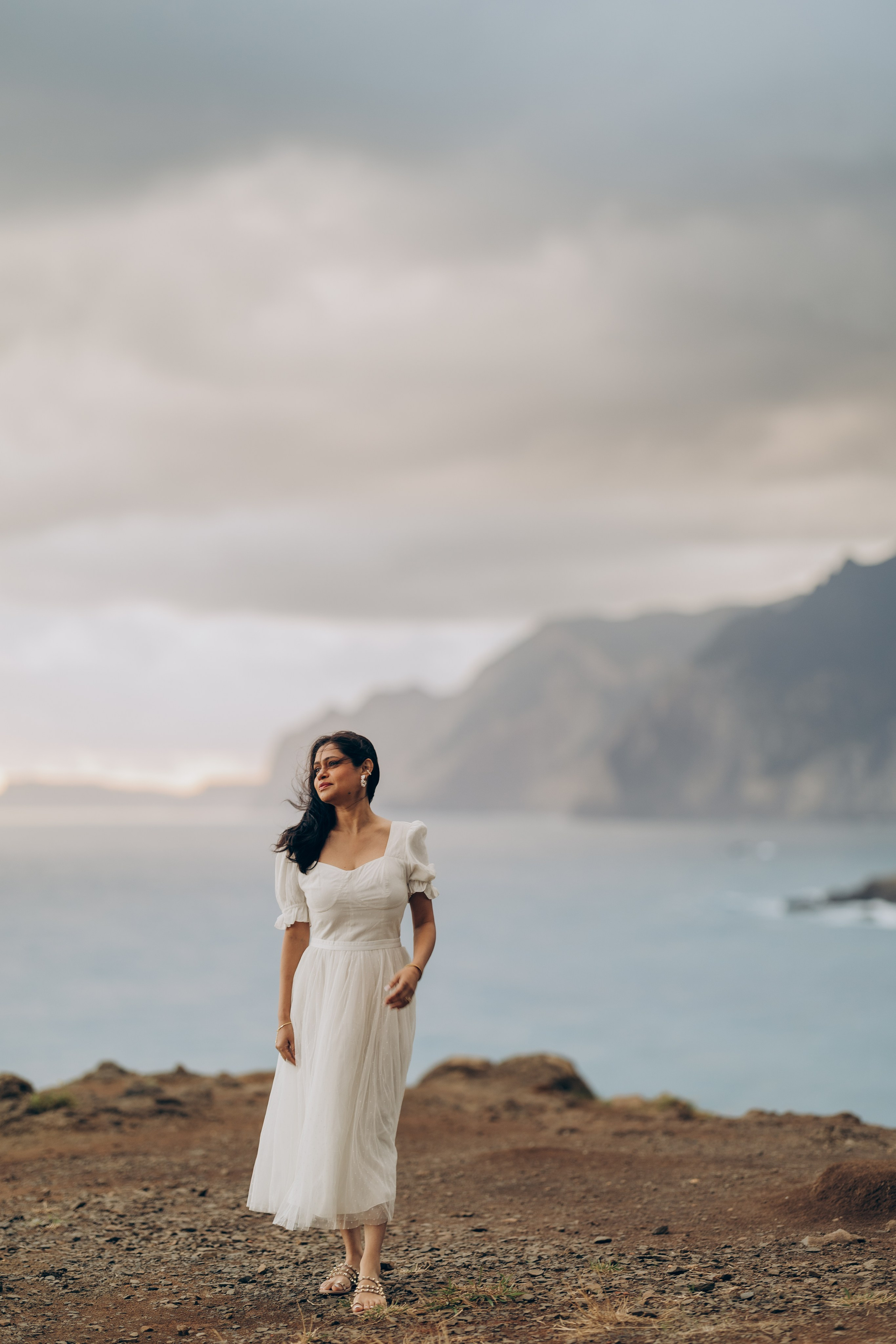 Couple photoshoot at sunrise at Miradouro Guimdaste