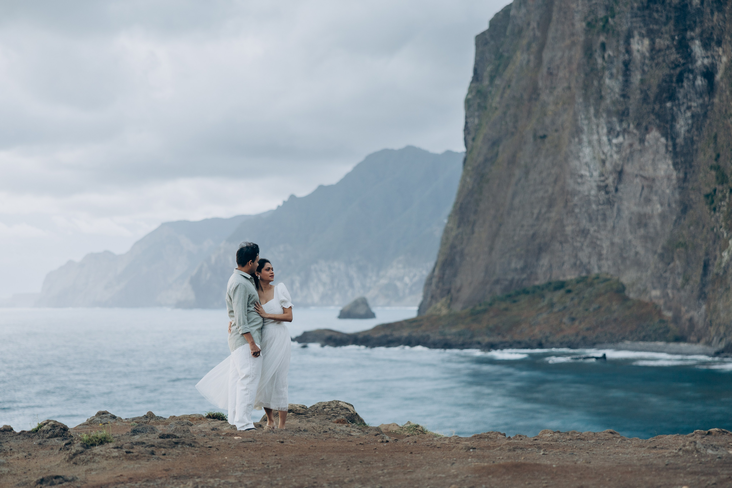 Couple photoshoot at sunrise at Miradouro Guimdaste