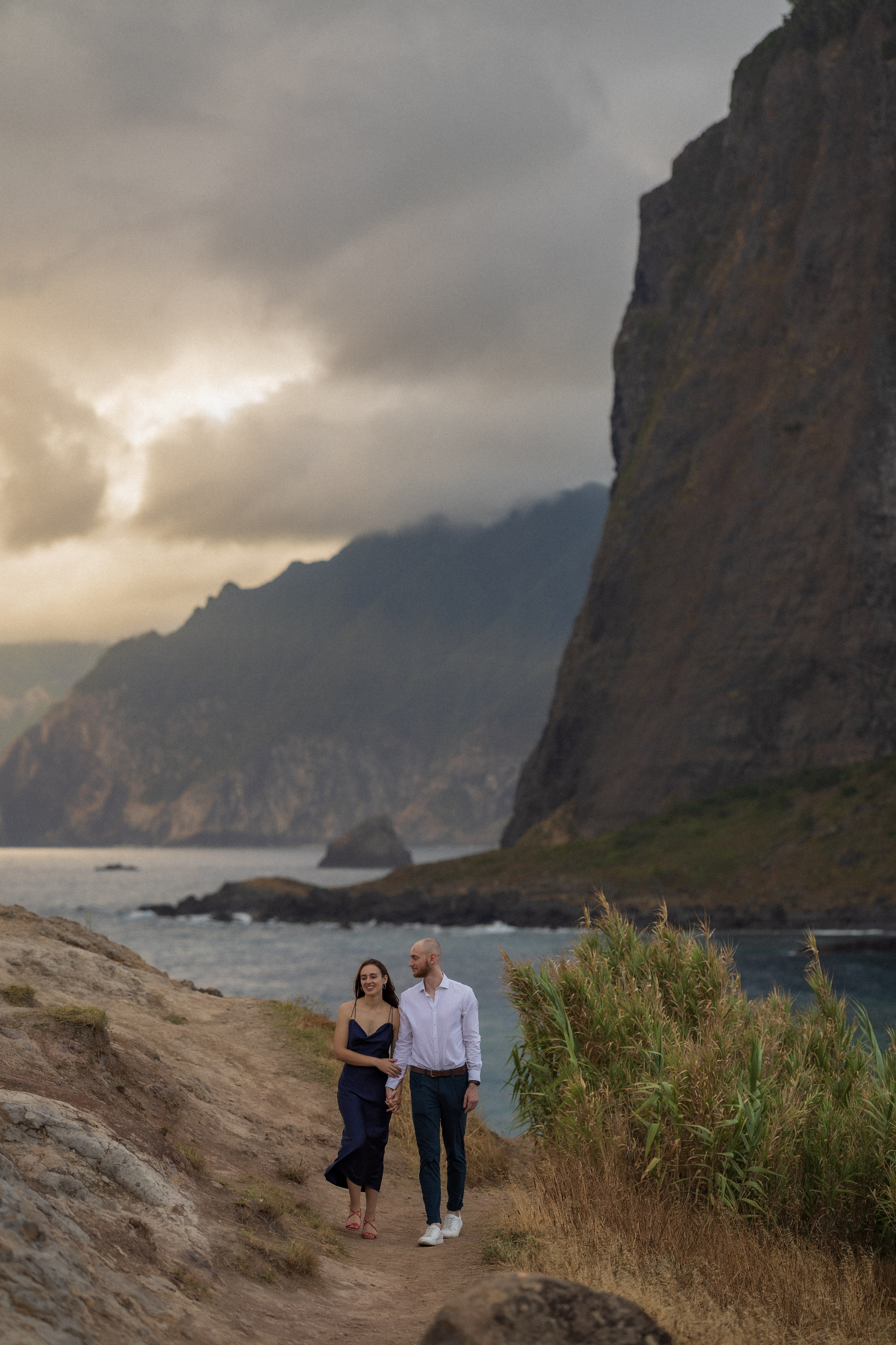Secret Proposal at Miradouro do Guindaste & Engagement Photoshoot in Funchal, Madeira. Fotógrafa na Madeira para casais, pedidos de casamento, elopements e casamentos íntimos | Tatiana