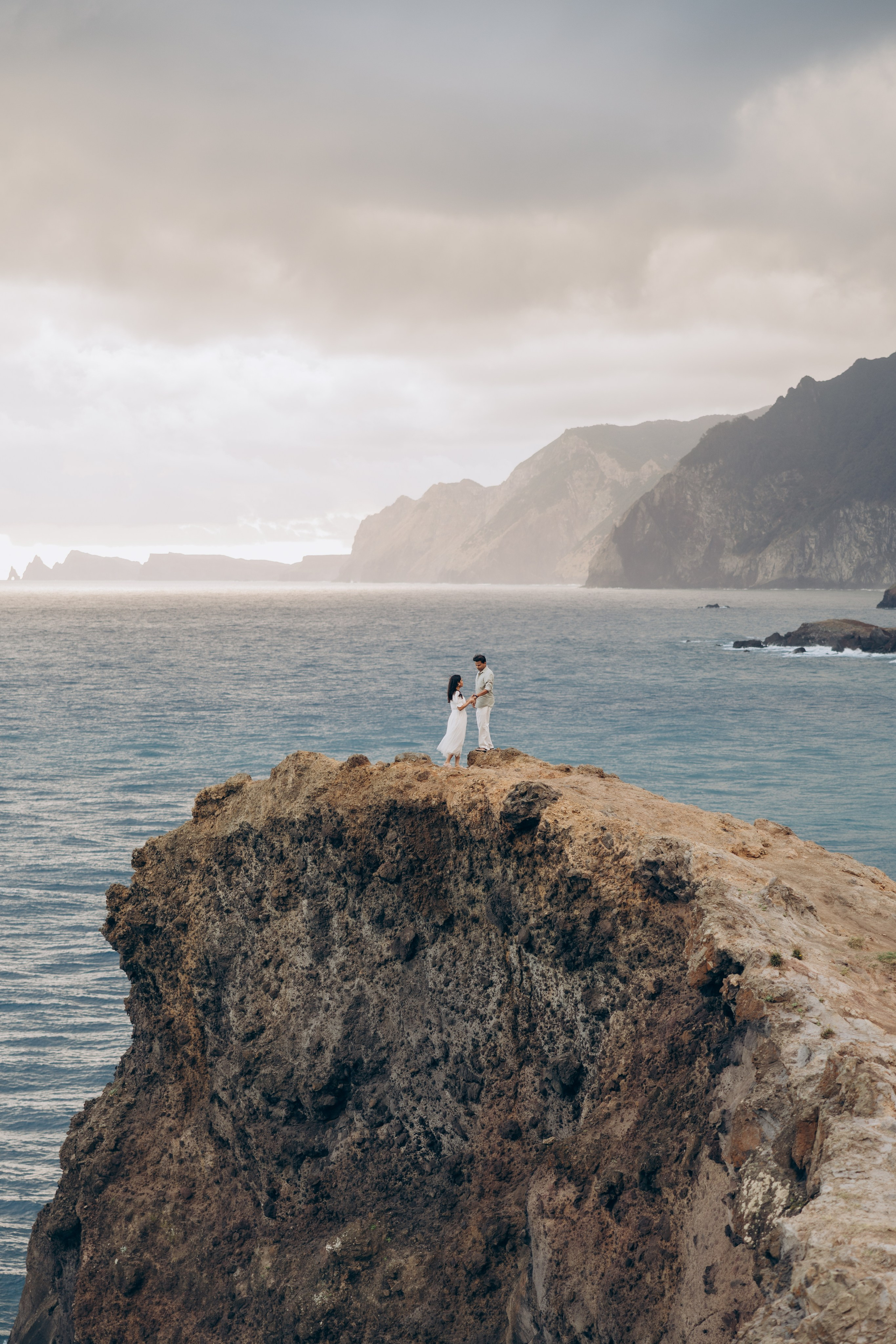 Couple photoshoot at sunrise at Miradouro Guimdaste