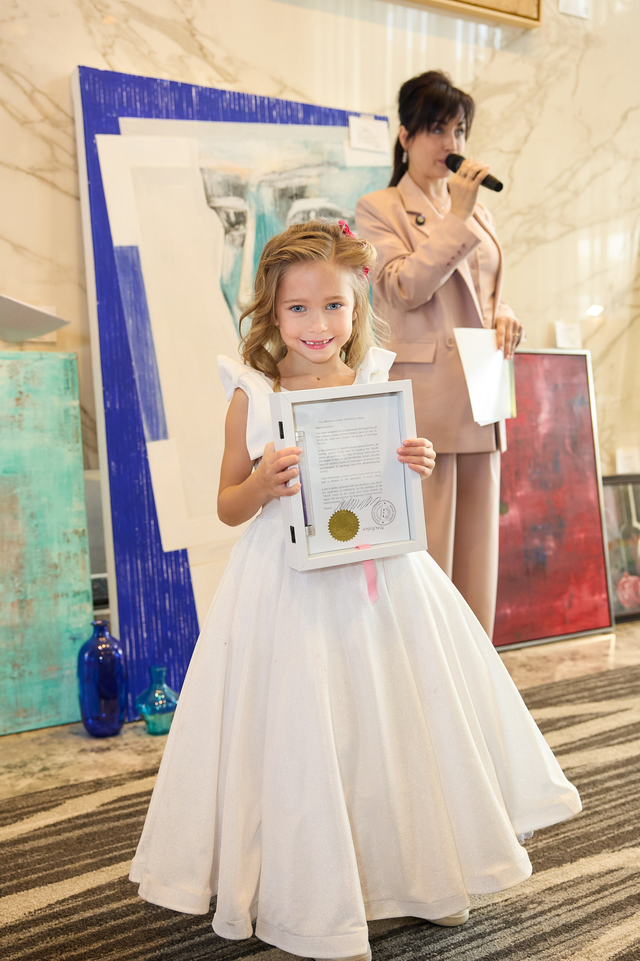 Авторская благотворительная художественная выставка Дианы Бортник. Фотограф Юлия Маковеева