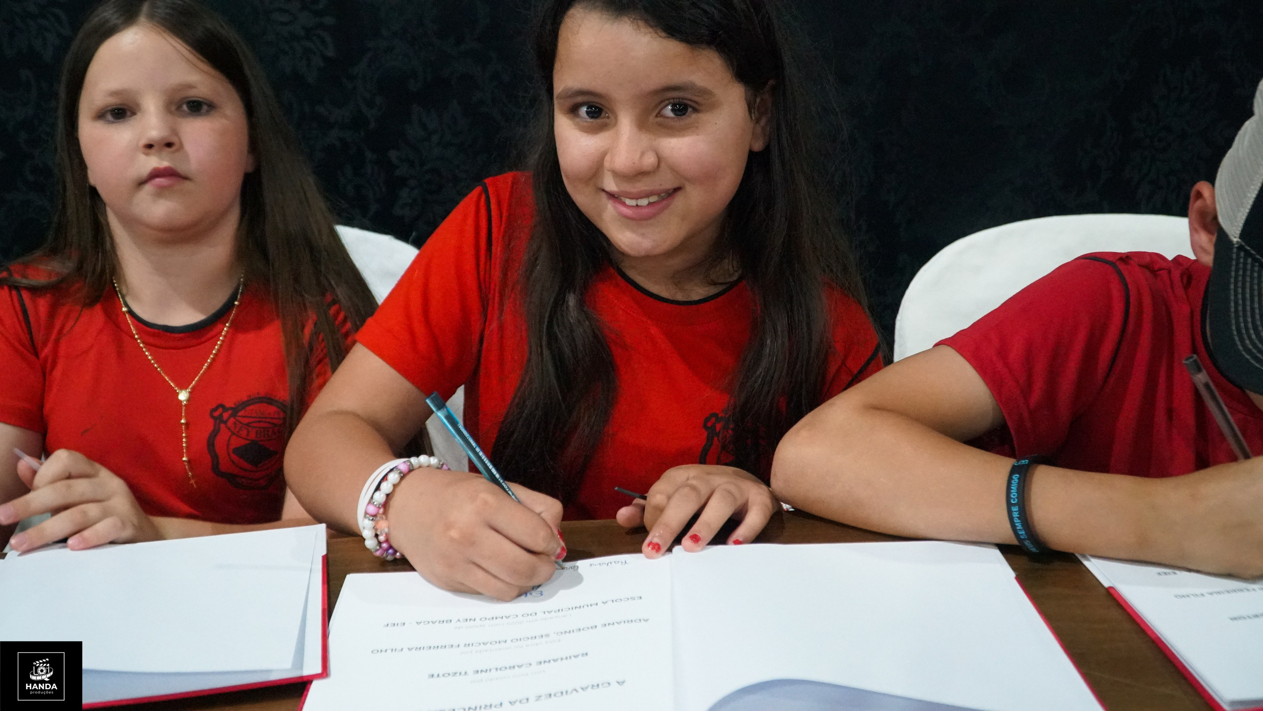 Noite autógrafos colégio Aurélio Buarque de Holanda. Handa Produções