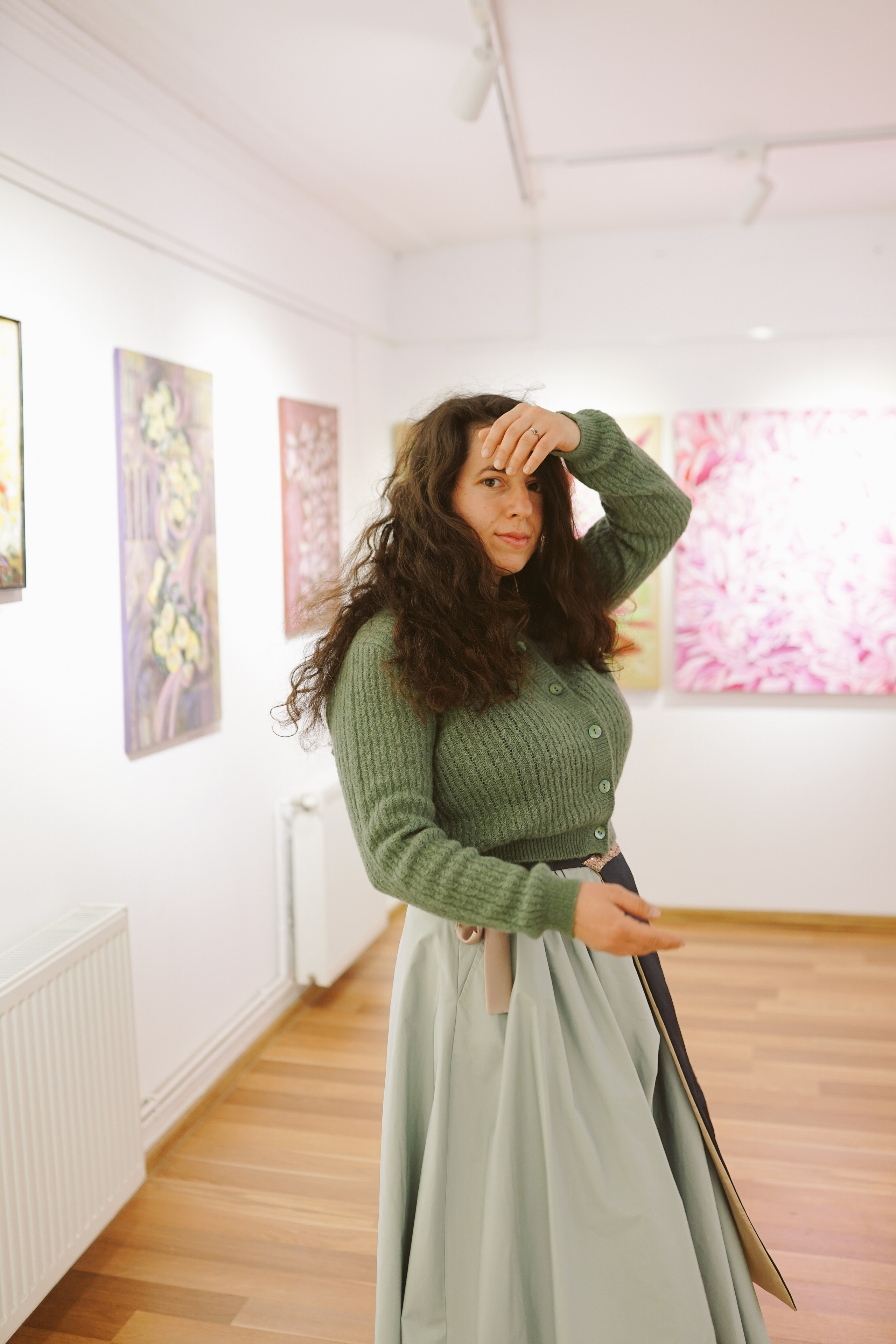 Expoziție Foto Maternitate Brașov | Mădălina Beda. Madalina Beda- Artist vizual, fotograf, doula la nastere, consultant babywearing Brasov si in toata tara