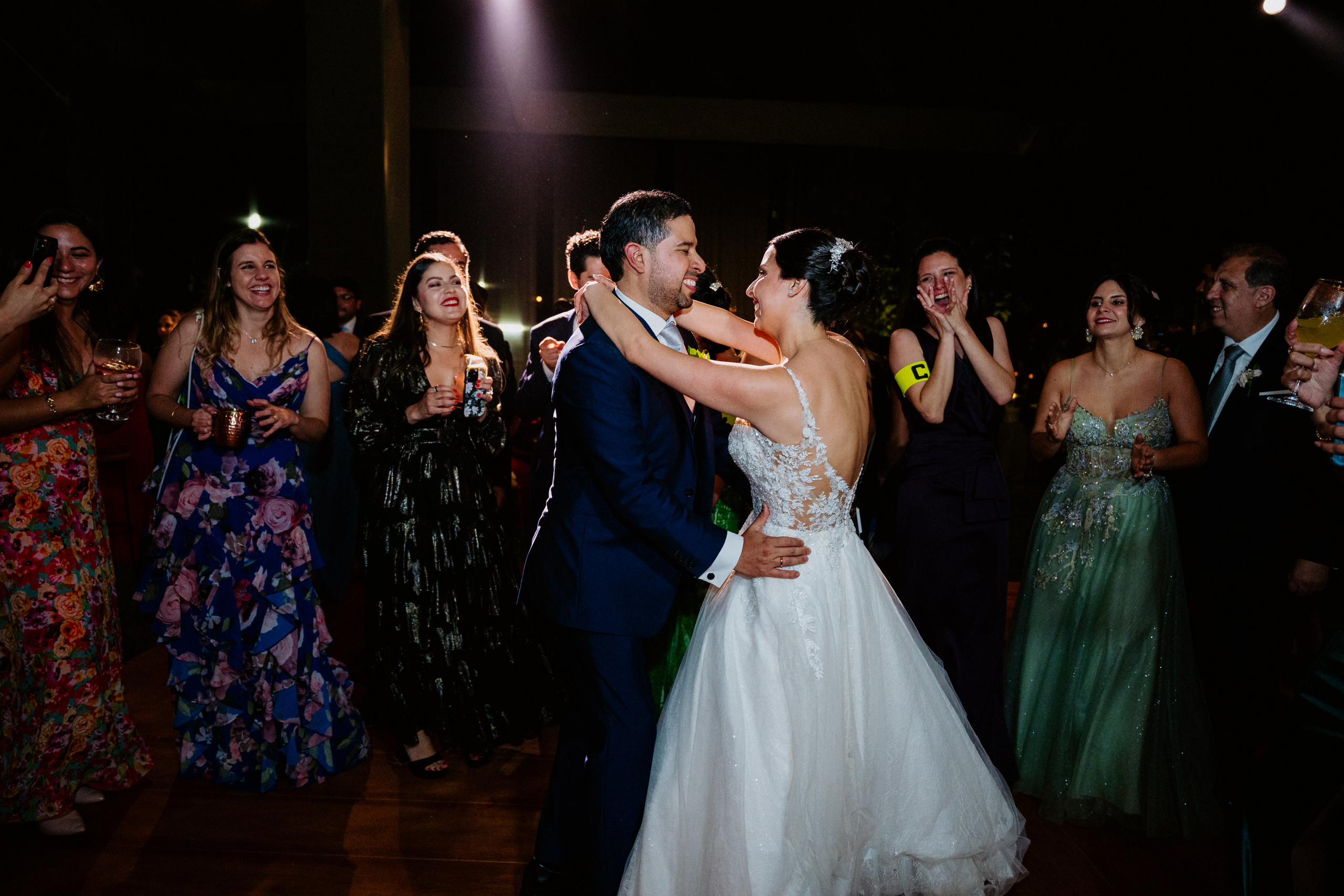 Un vistazo a la fiesta. Fotógrafo de Bodas en Lima | Ronhy Altamirano. Fotografía narrativa y cinematográfica para bodas, quinceañeras y eventos exclusivos