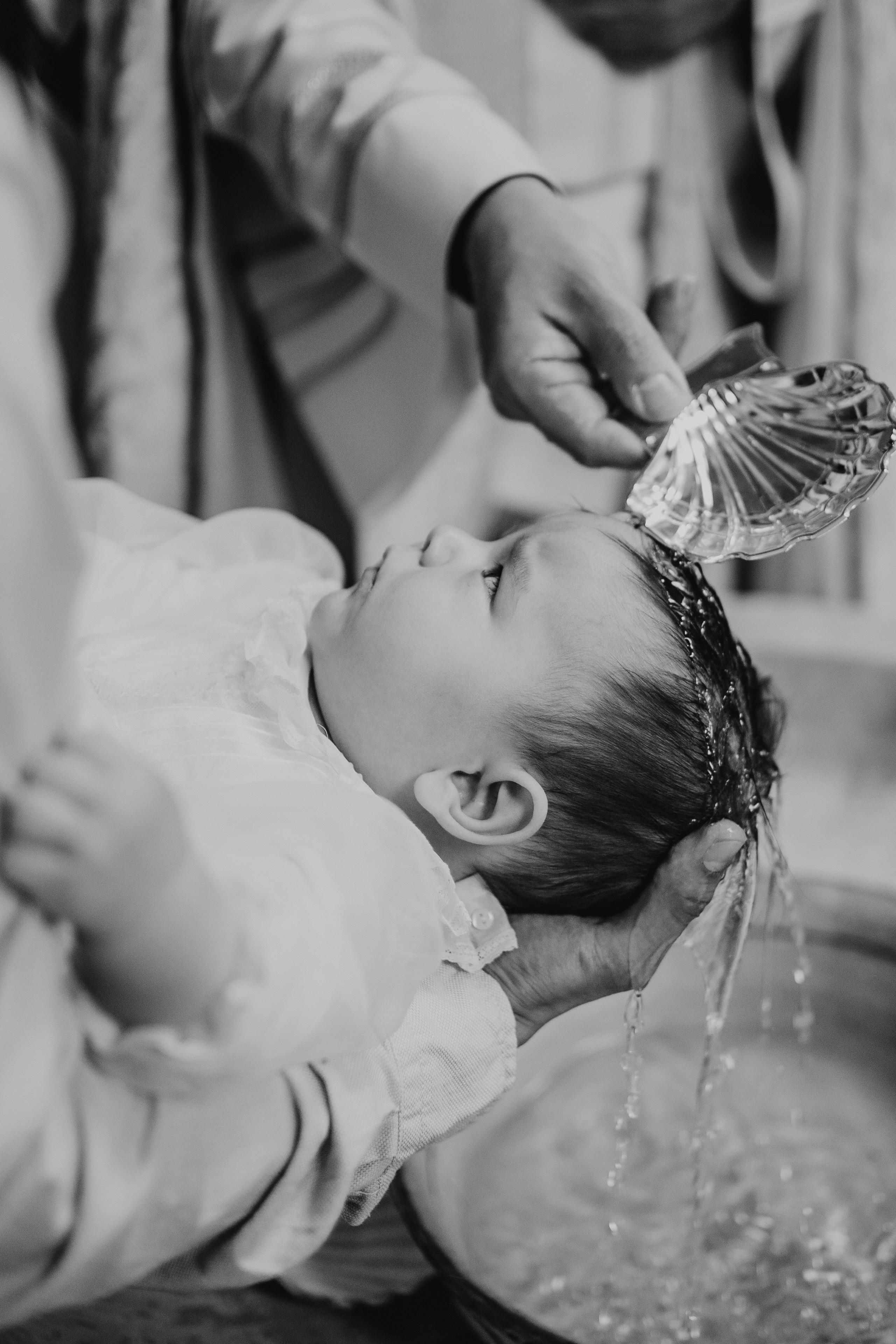 Retrato de bebé con traje de bautizo en estudio fotográfico Rainbox, Torrejón de Ardoz