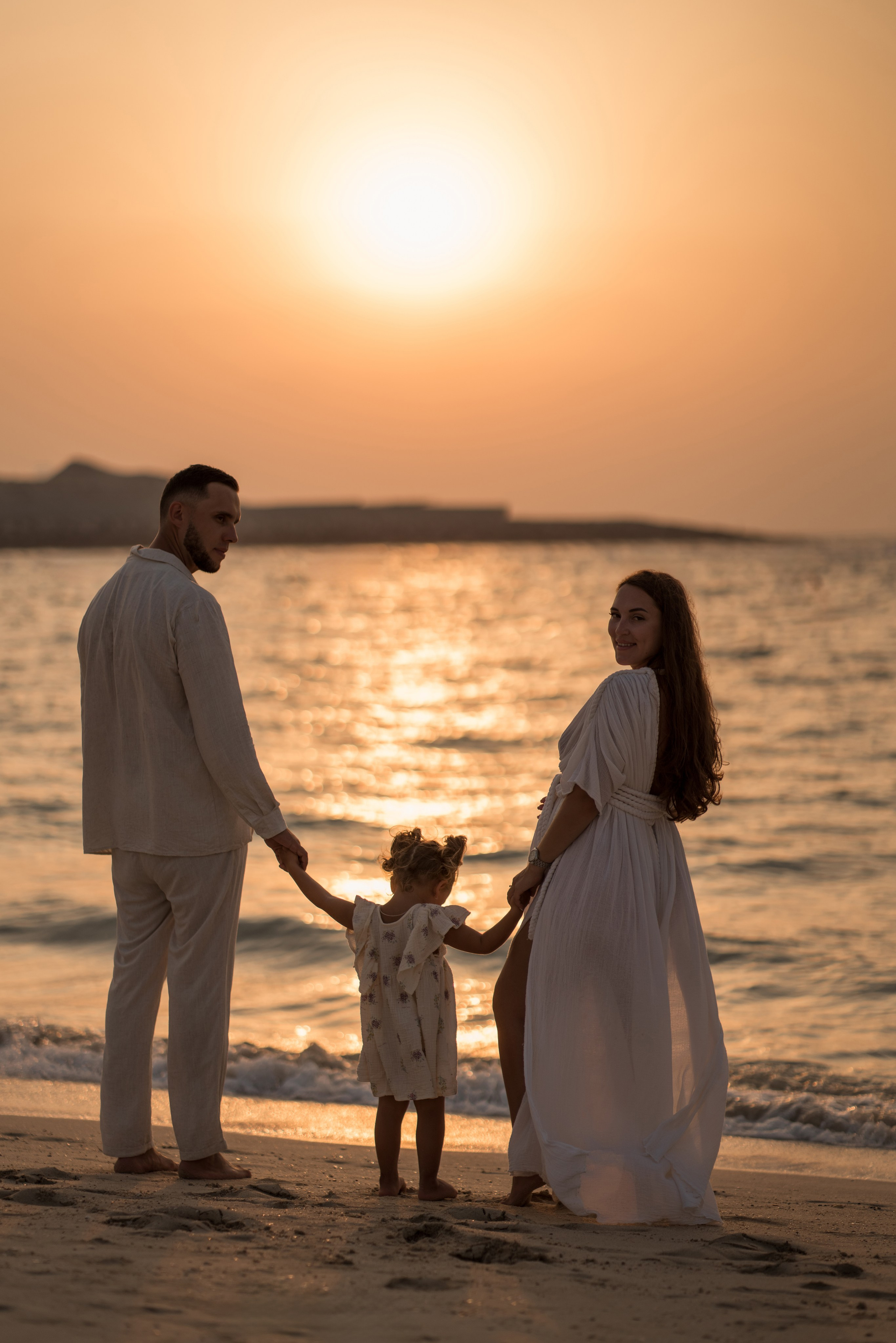 Golden hour, growing love. Angela Iakovleva — Family Photographer in Dubai