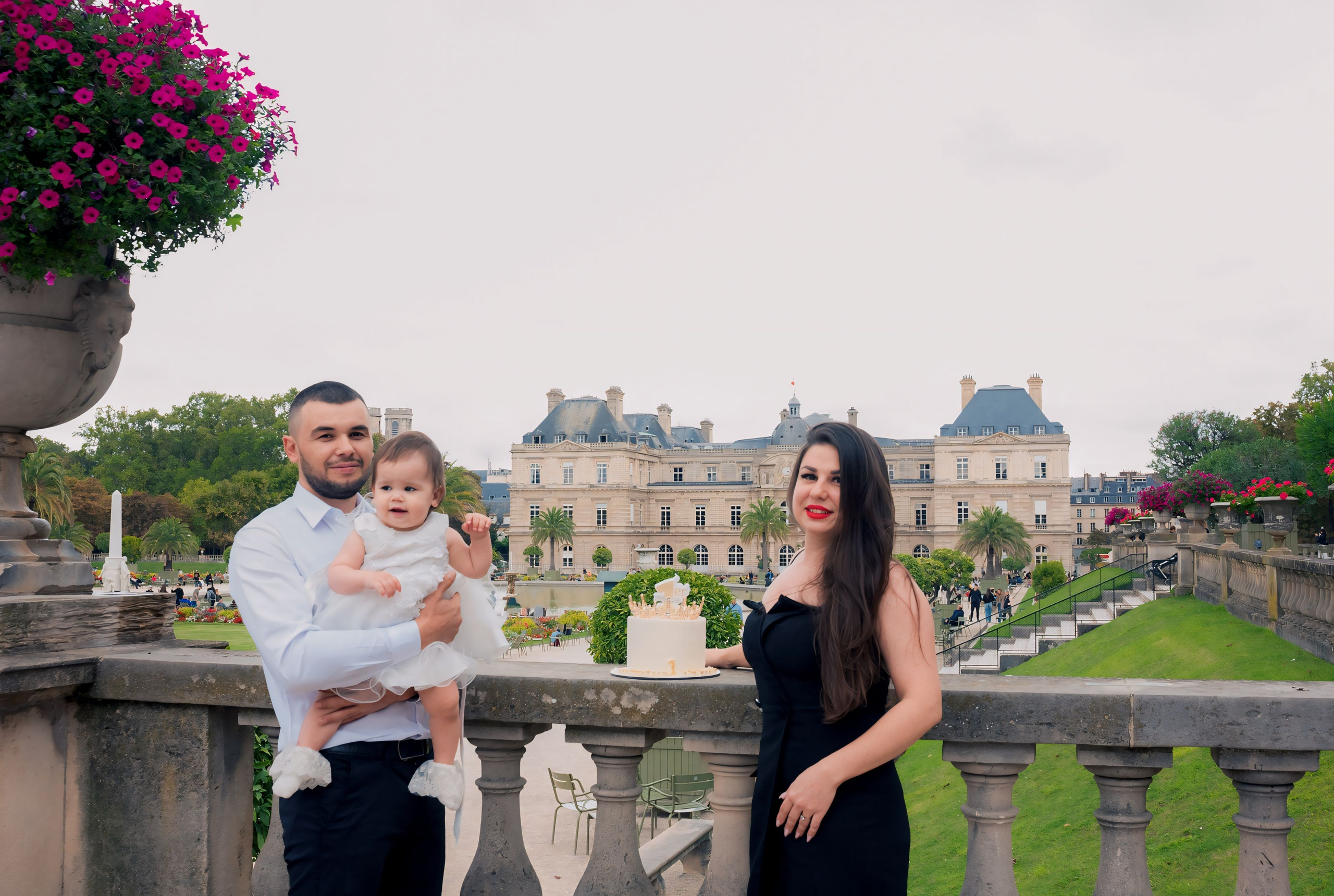 Family photoshoot in Paris. Alina Tagzieva- a photograper in Paris