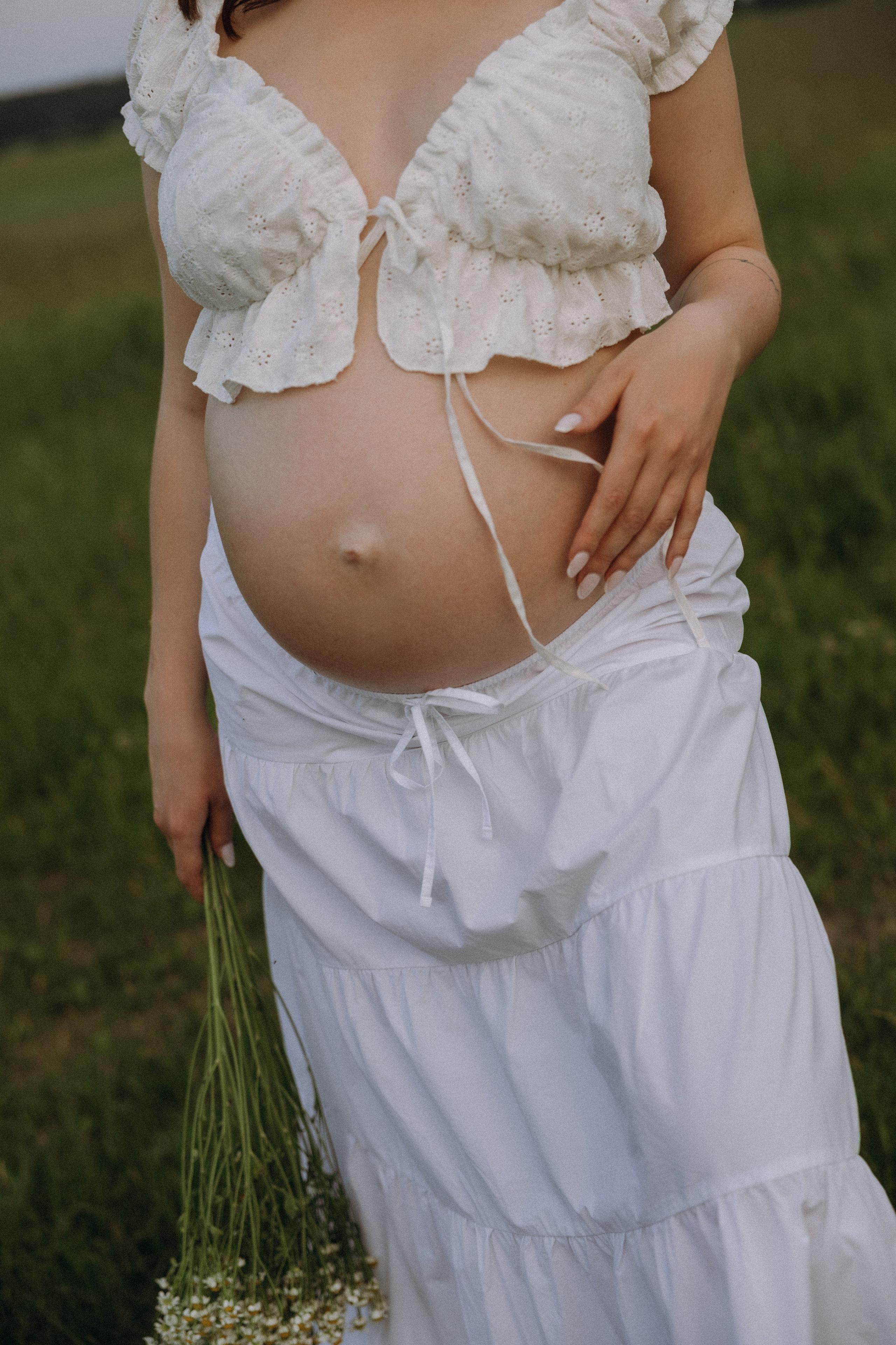 Lera & Maksim | laukimo fotosesija pievoje saulei besileidžiant. Vestuvių ir šeimų fotografė Lena Bondarenko / belove photo