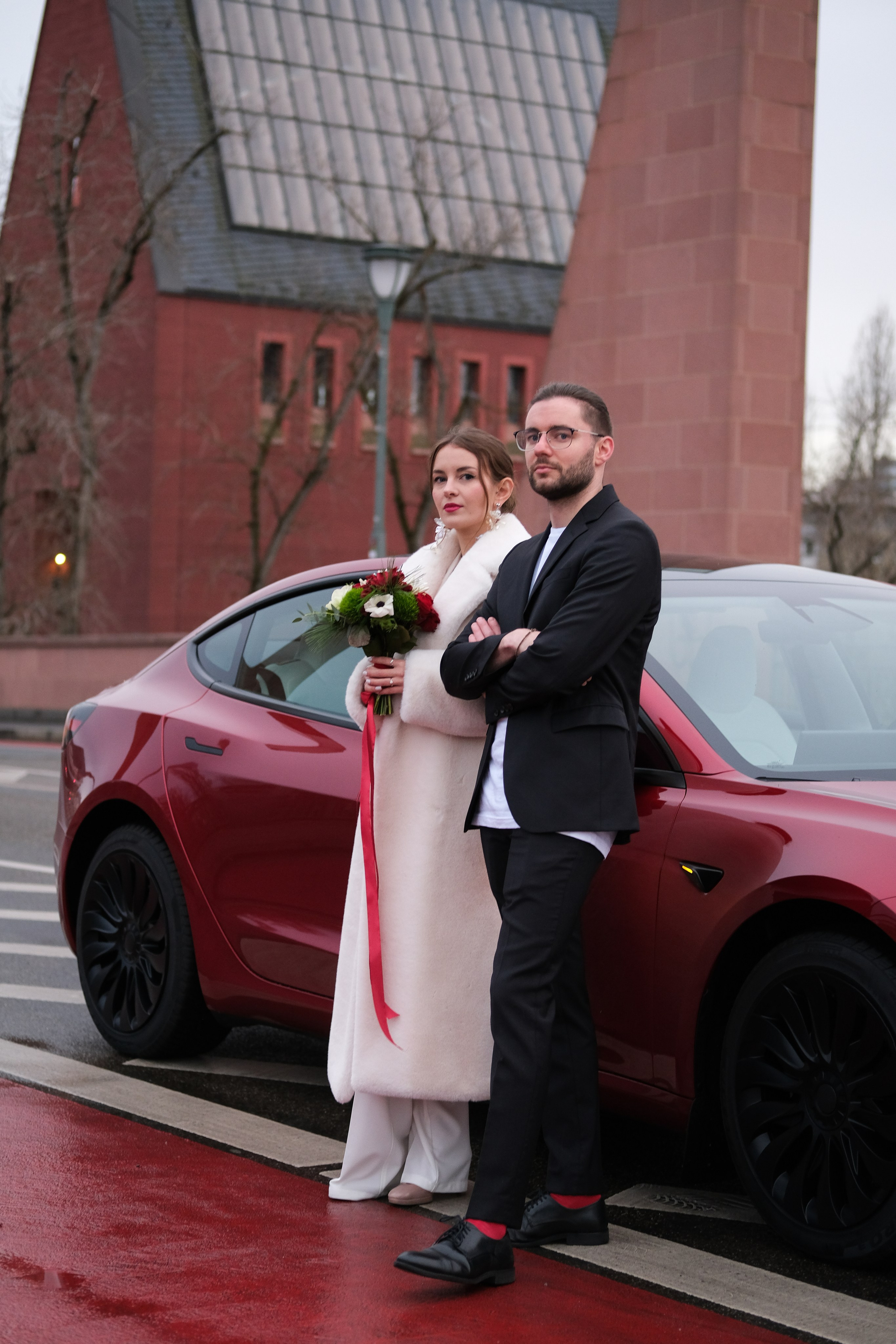 Red satin. Wedding photography — EMU Photos