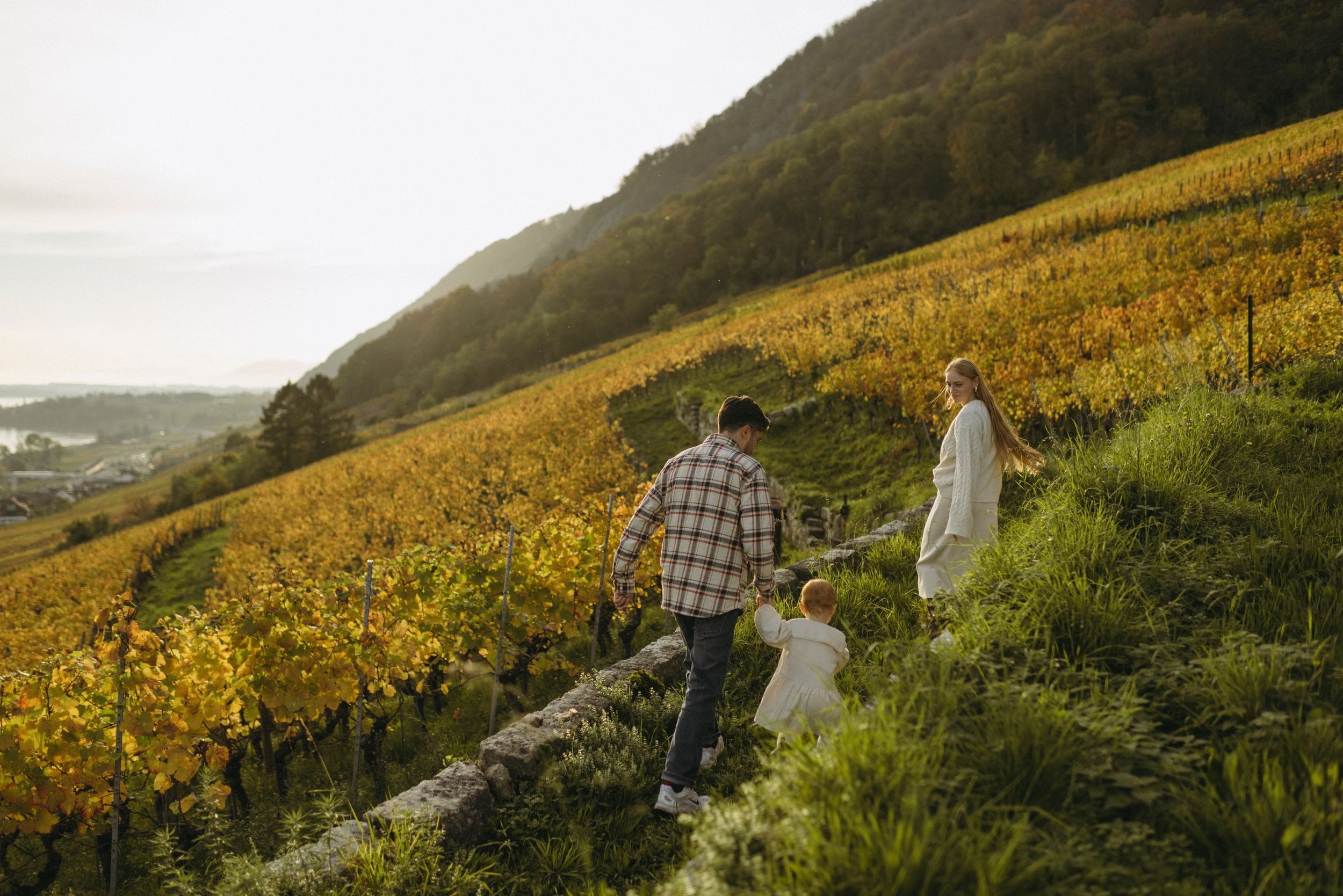 Polina Thea and Mirvan. Polina Sobol — family & documentary photographer in Bern. Outdoor & urban photo sessions for families, kids and couples
