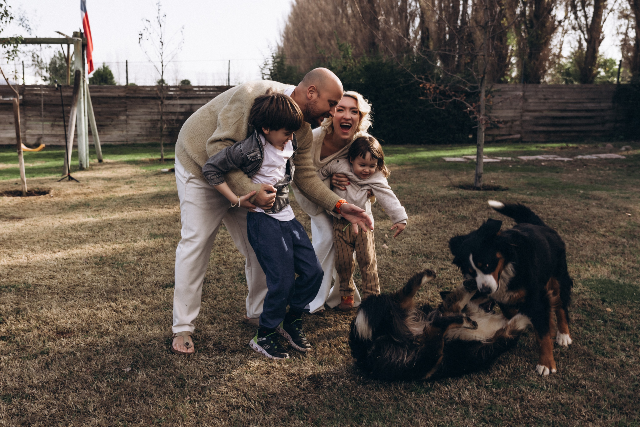 Sesión de fotos familiar en casa — Momentos reales y acogedores. Photographer in Santiago, Chile Anna Almazova