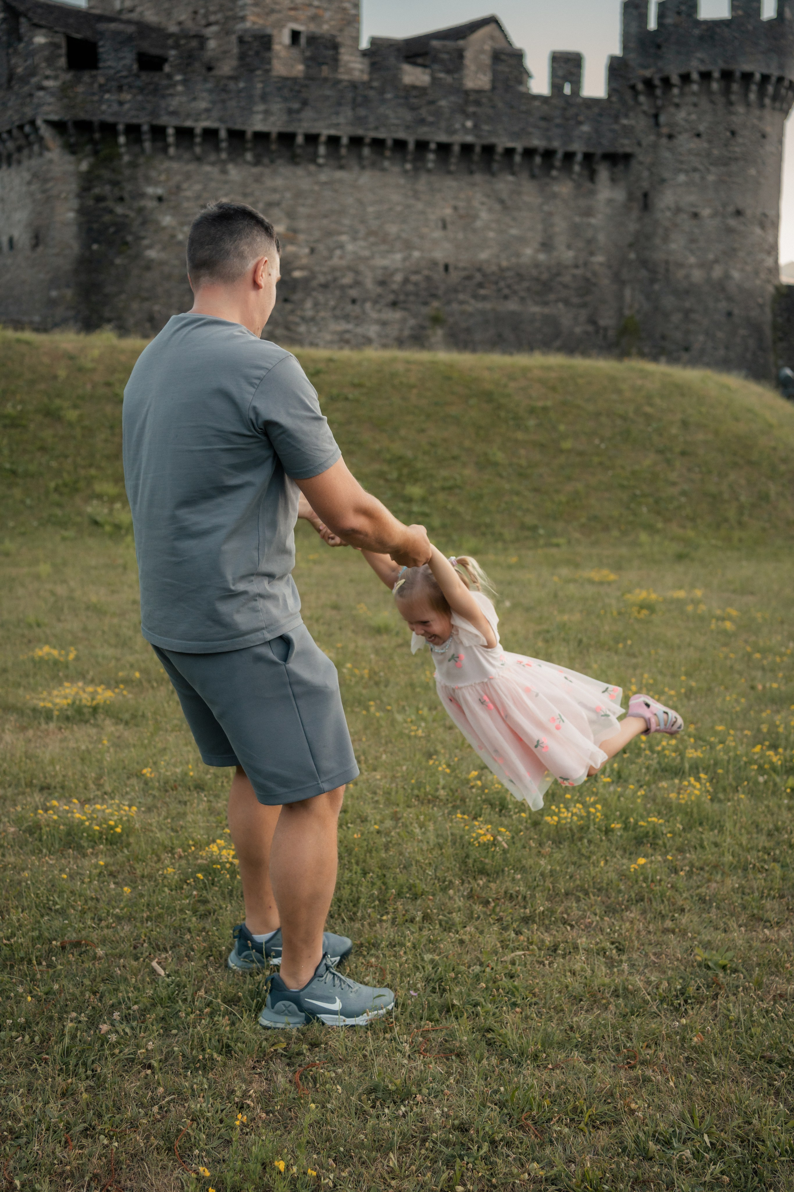 Sesión familiar con vistas a Bellinzona. Fotografía profesional en Calafell - Elena Medvedeva