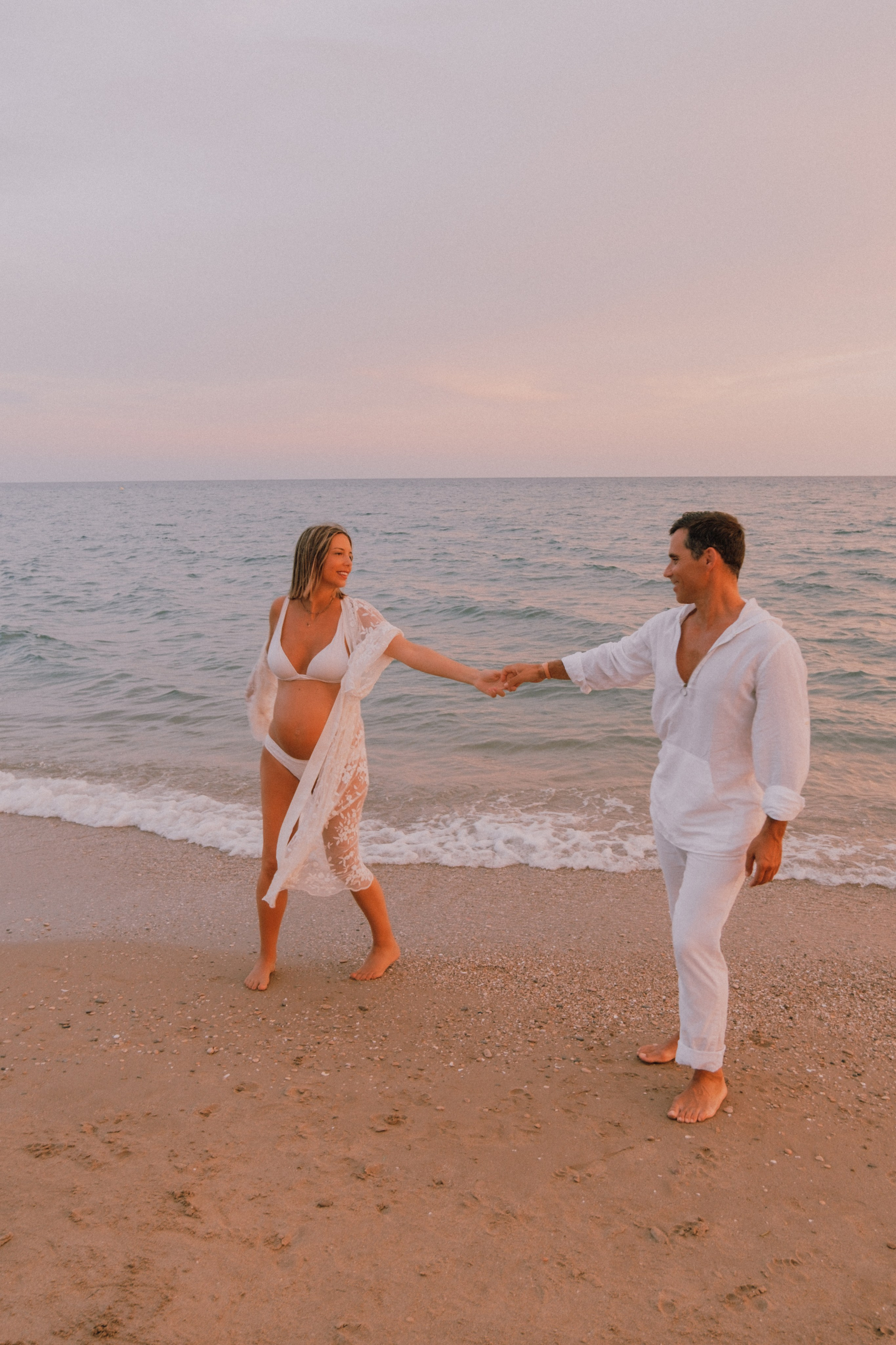 Sesión embarazo en la playa. Fotografía profesional en Calafell - Elena Medvedeva