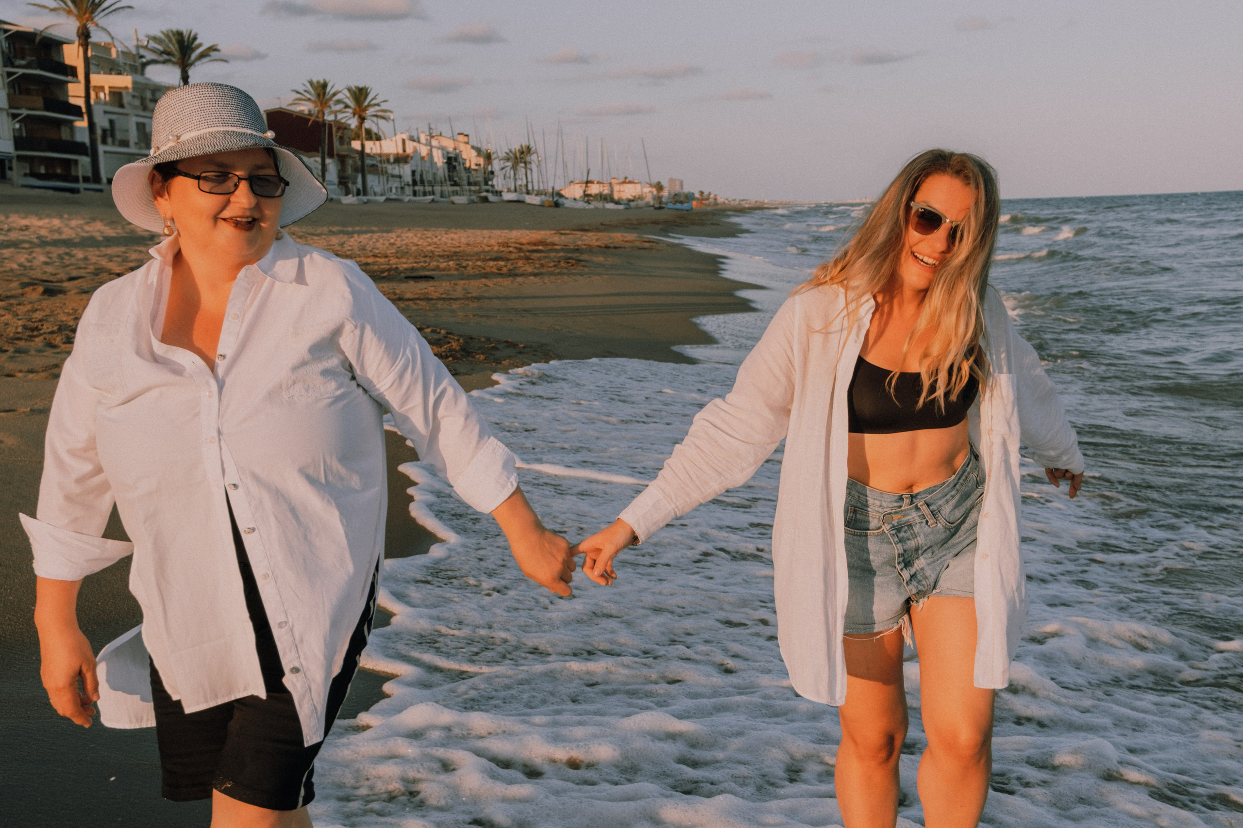 Sesión de amigas en la playa. Fotografía profesional en Calafell - Elena Medvedeva