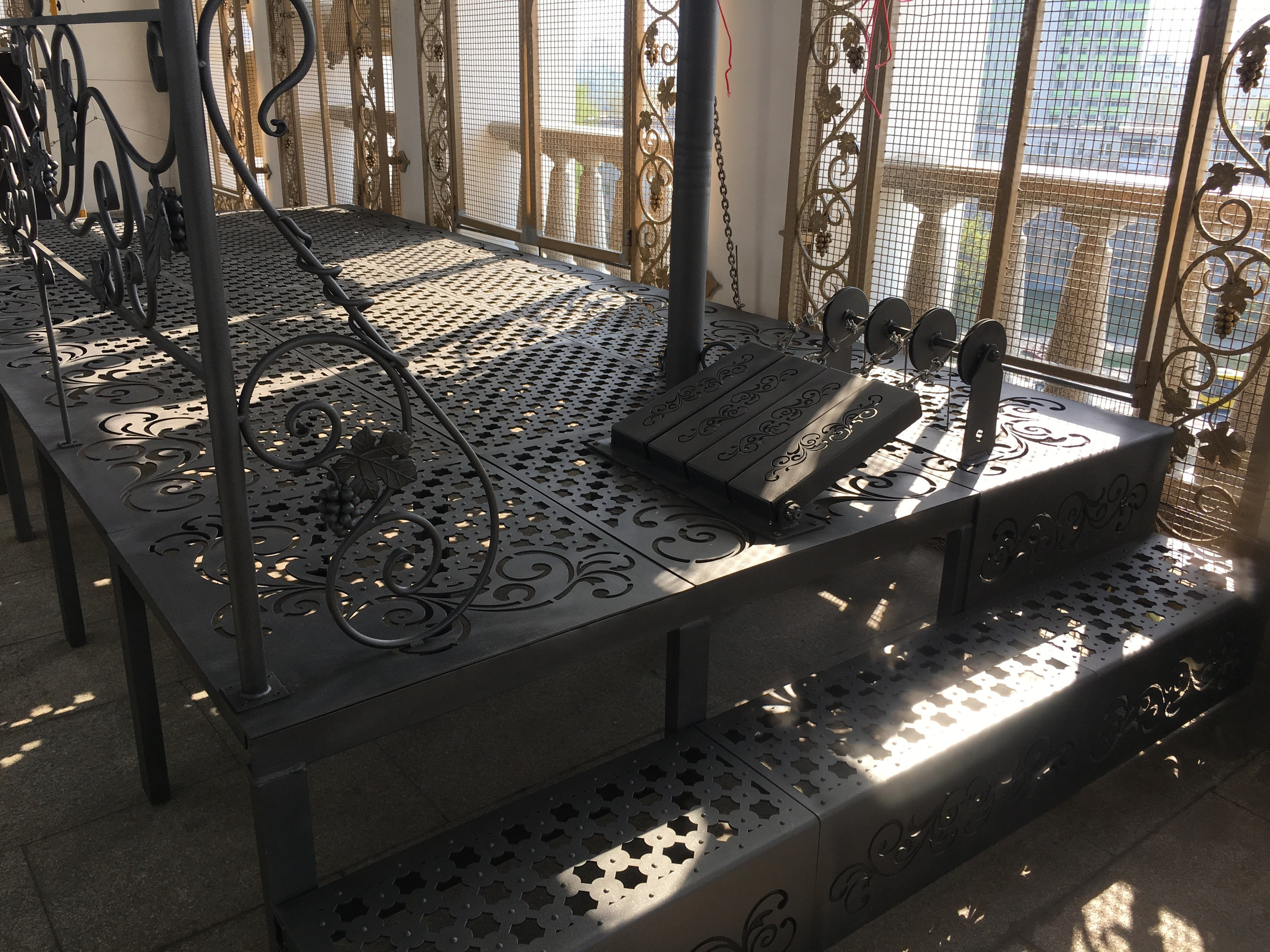Подиум для звонаря с комплектом роликов и педалей колокольни Храма-памятника в честь Всех Святых и в память о жертвах, спасению Отечества нашего послуживших в городе Минске Минской Епархии Белорусской Православной Церкви. 2019 г. Сталь, художественная ковка, лазерная резка, сварка