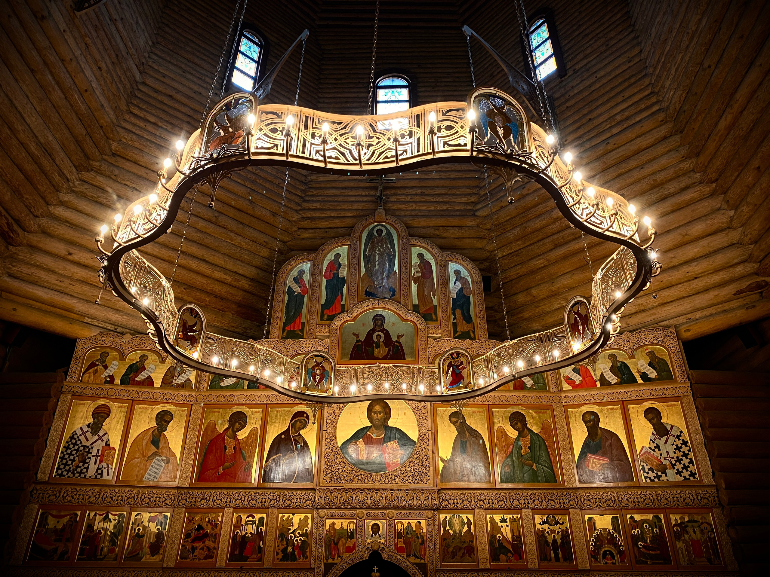 Хорос для храма Святой Троицы Прихода в честь Всех Святых в городе Минске Минской Епархии Белорусской Православной Церкви. 2022-2023. Сталь, худож. ковка, лазерная резка, сварка, витражи Анна Авгуль Магия витража.